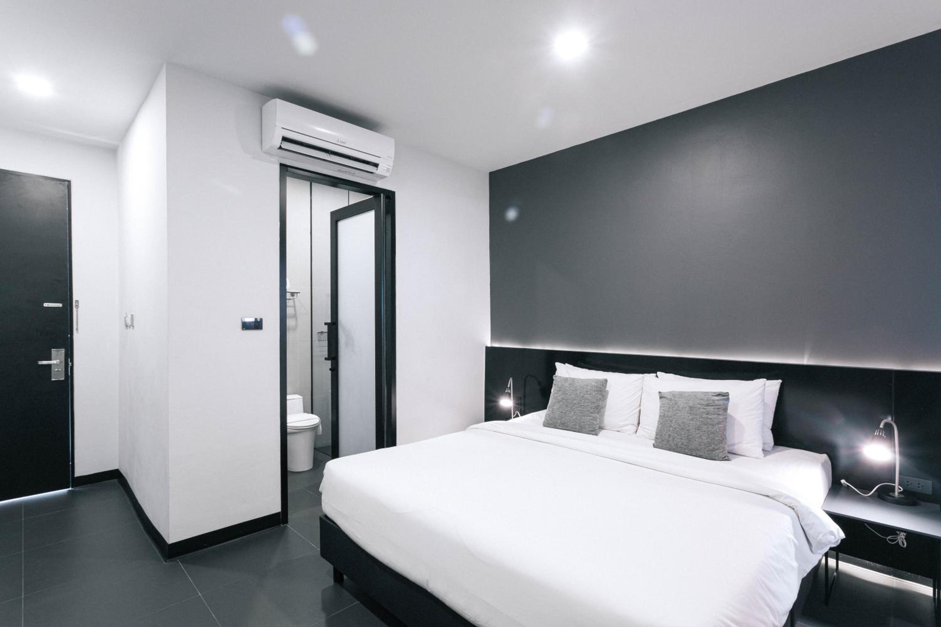 Double Room with Pool View - Photo 7