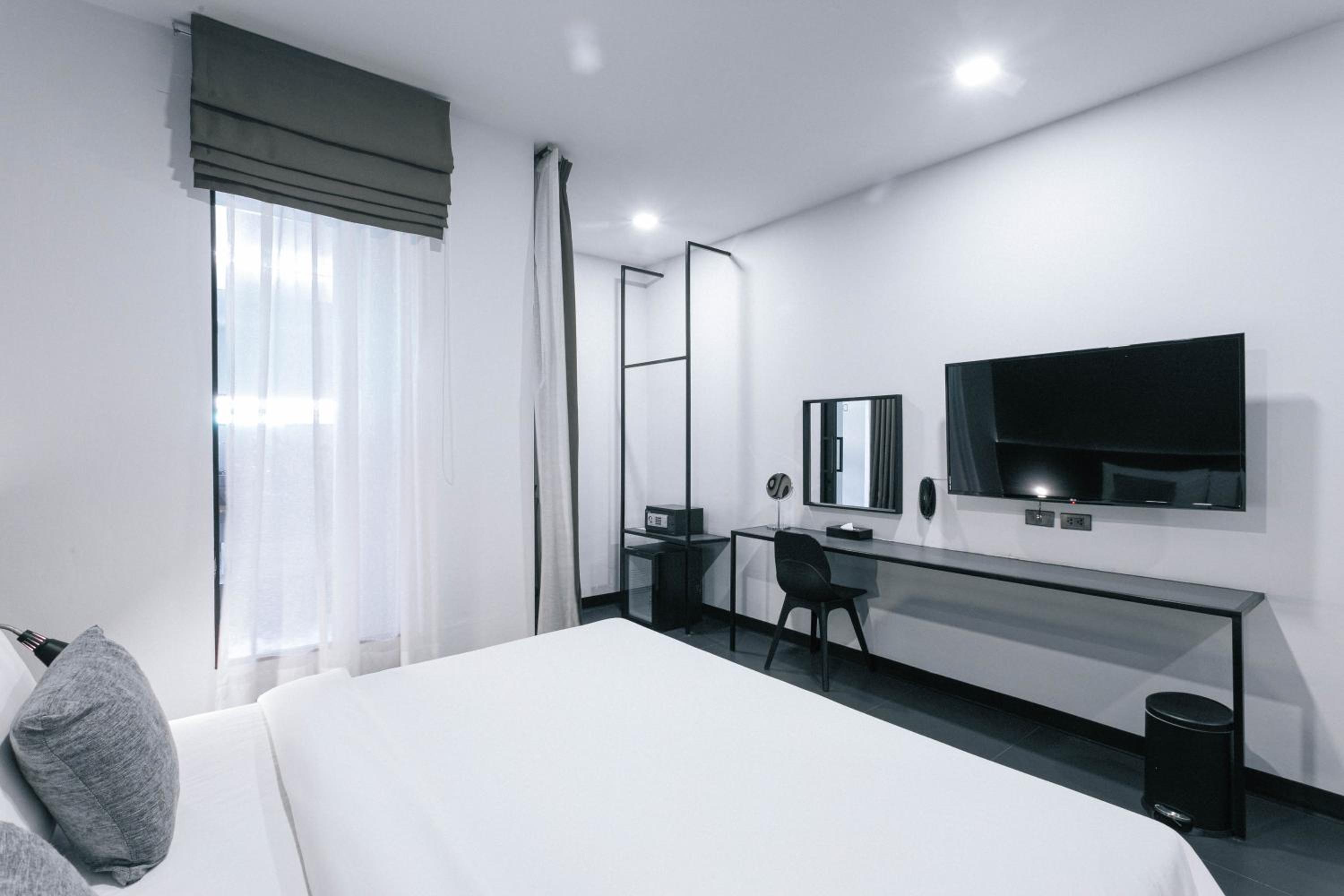Double Room with Pool View - Photo 4