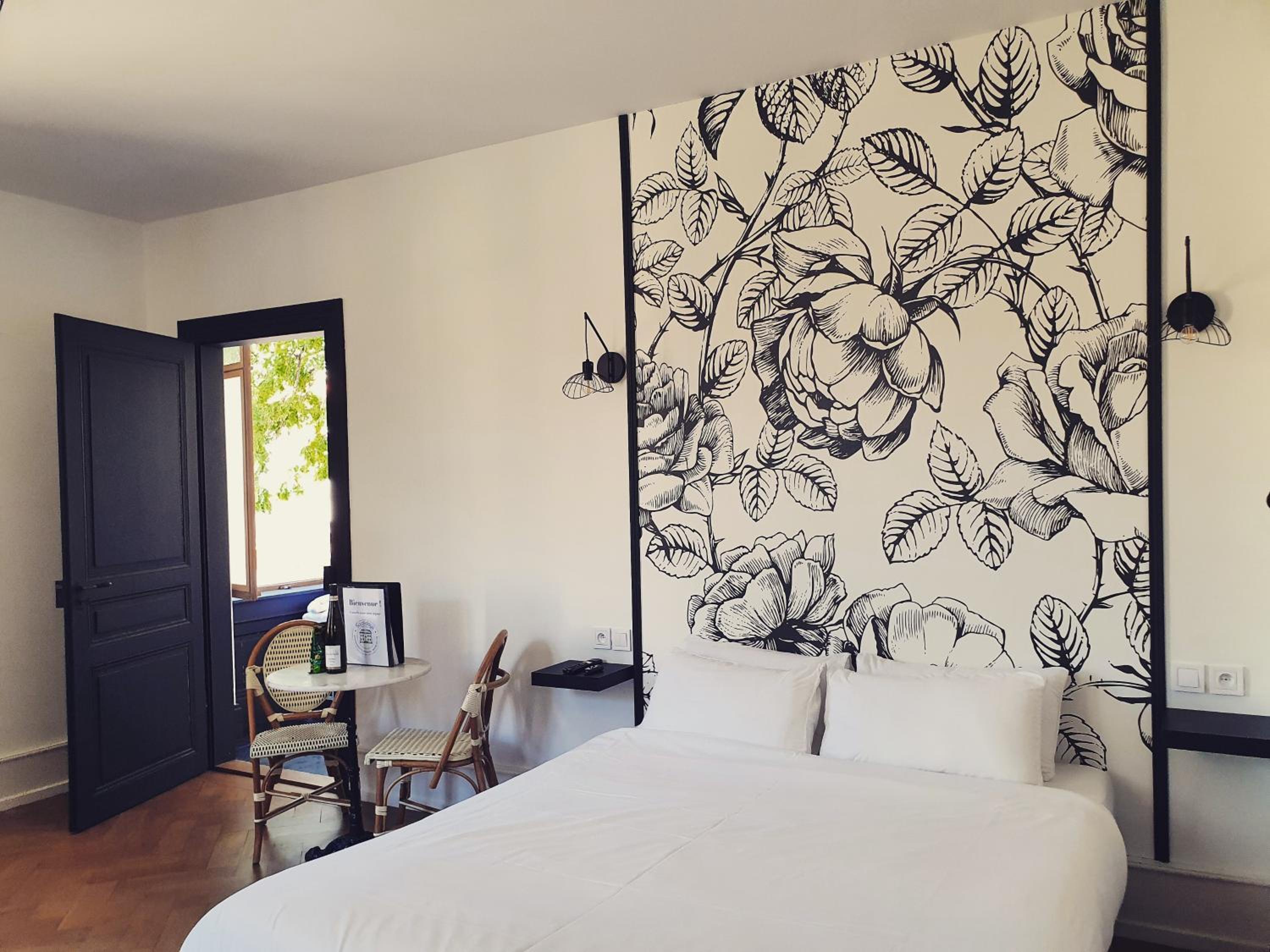 Studio Apartment - Photo 1