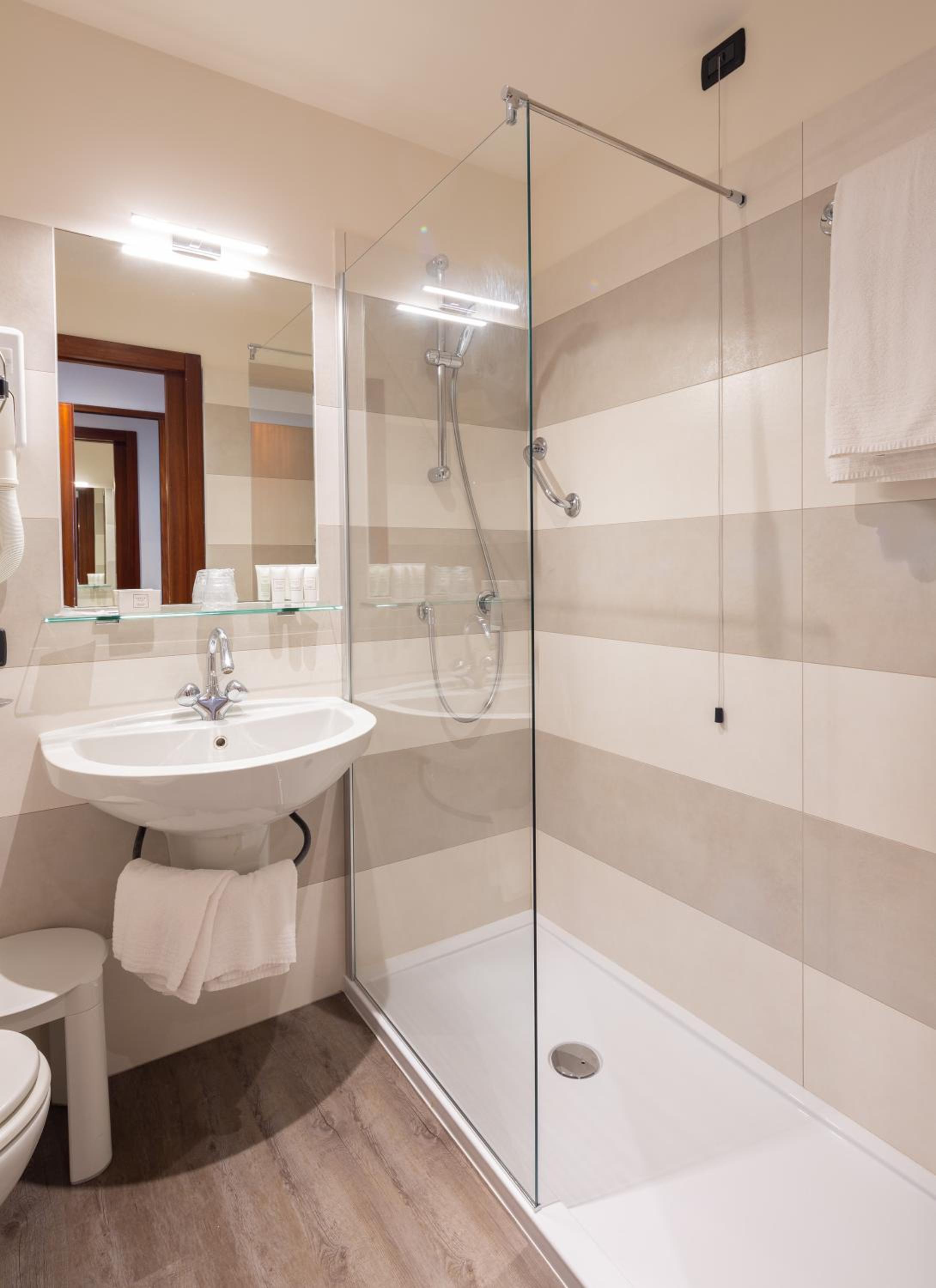 Double or Twin Room with Balcony and Sea View - Photo 4
