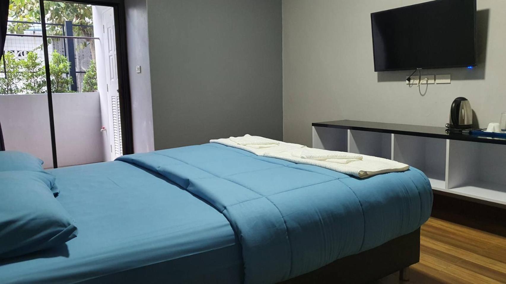 Deluxe Double Room with Balcony - Photo 6