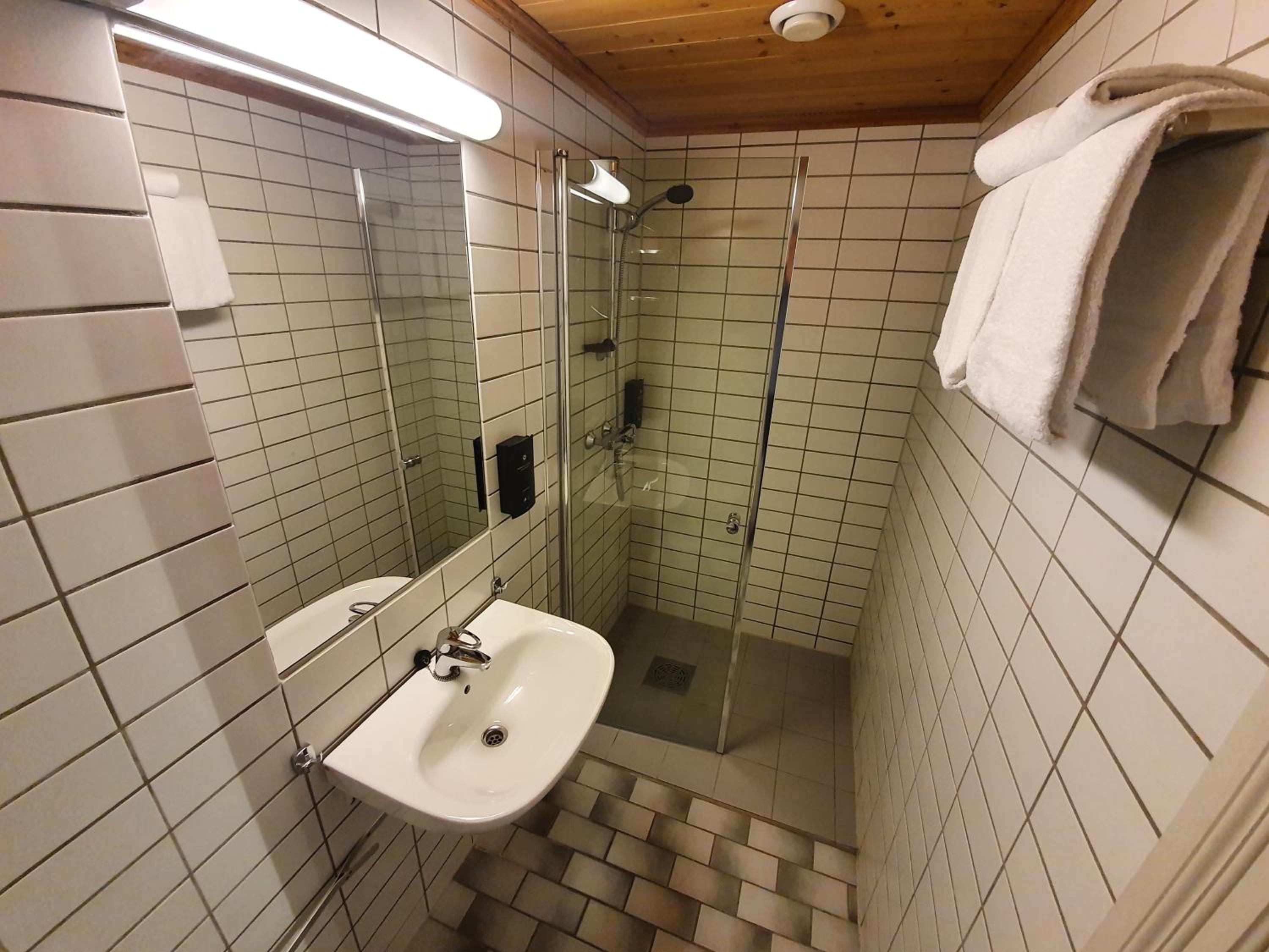 Standard Double or Twin Room - Photo 7