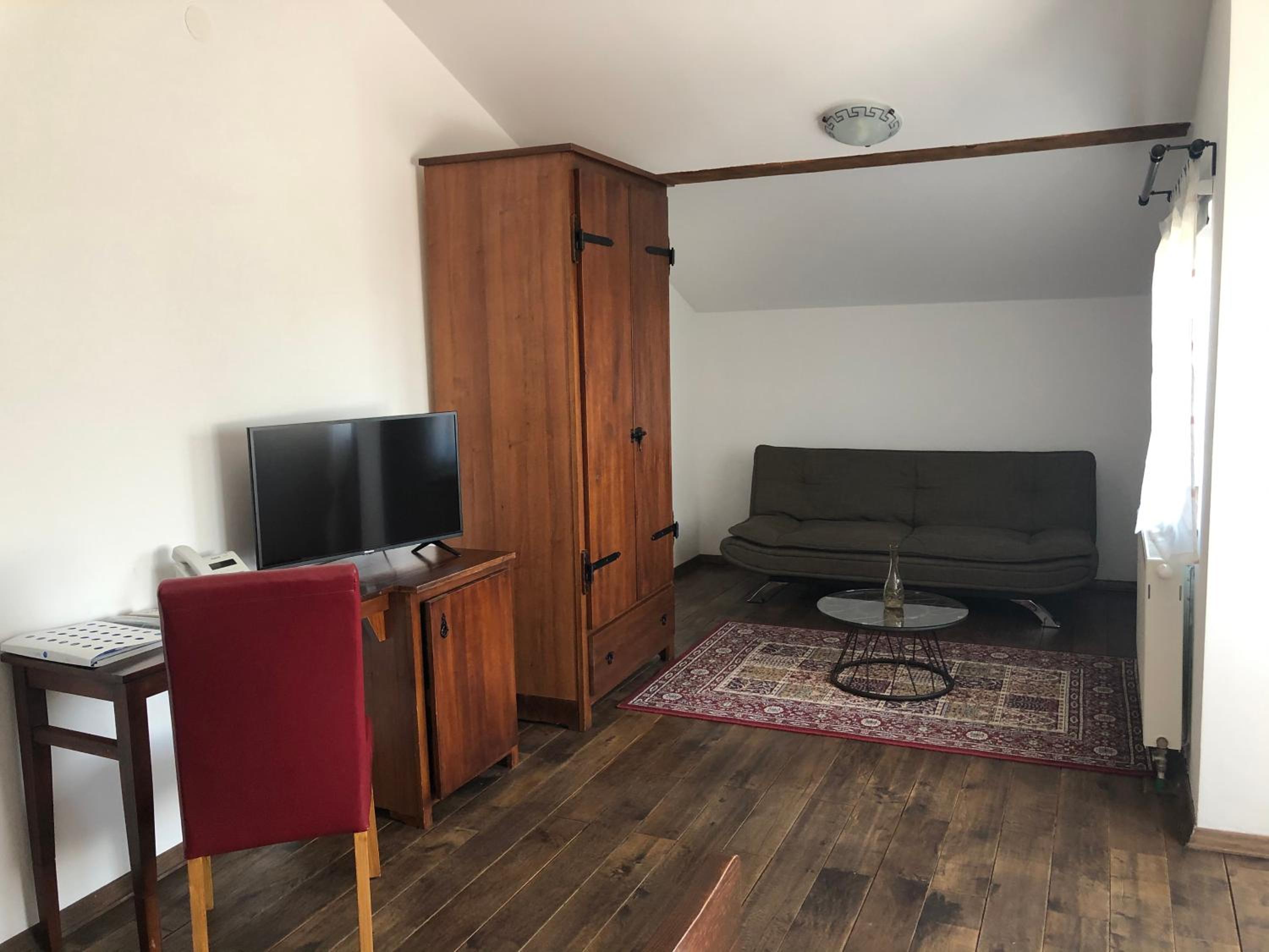 Double Room with Balcony - Photo 8