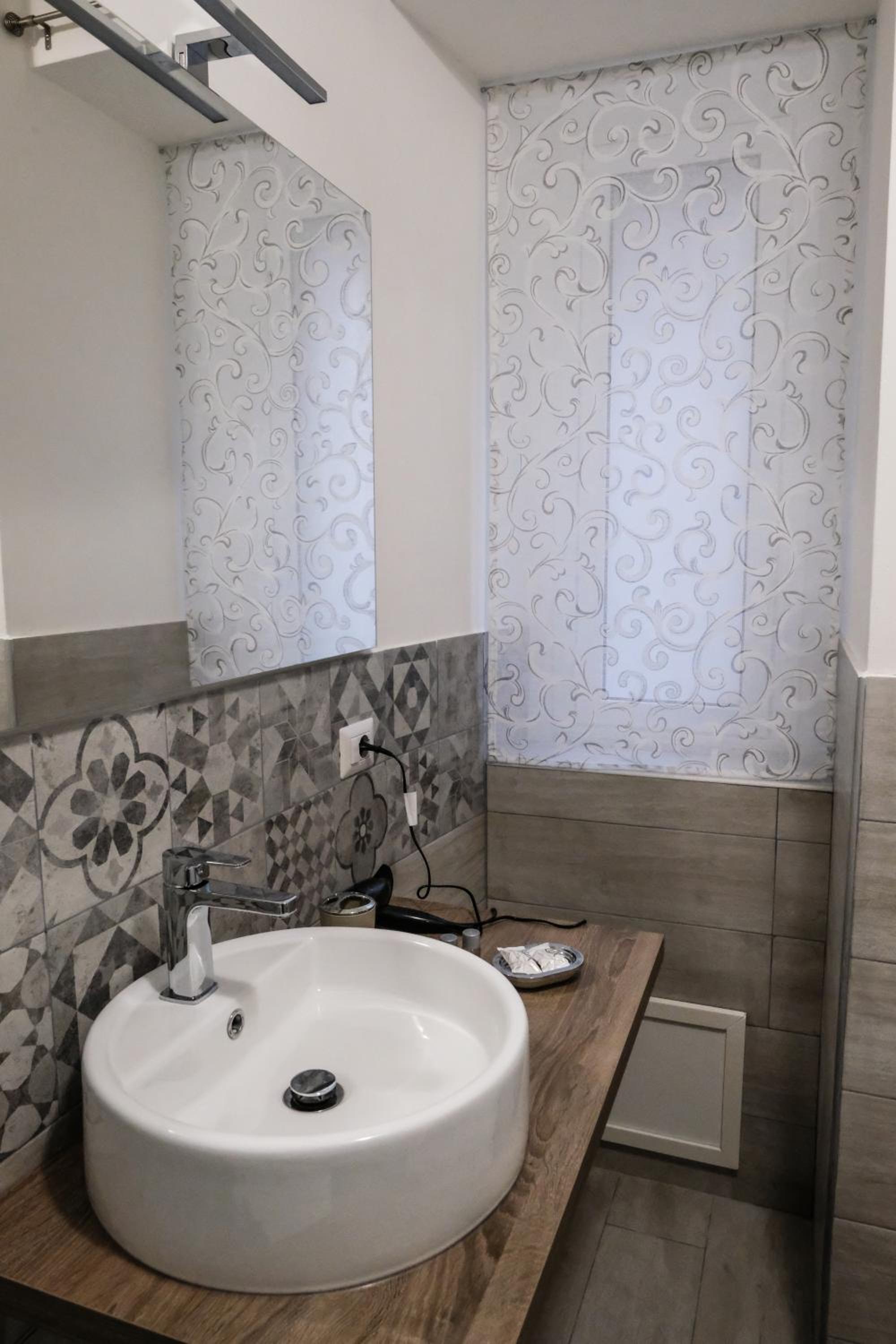 Double Room with Private Bathroom - Photo 2