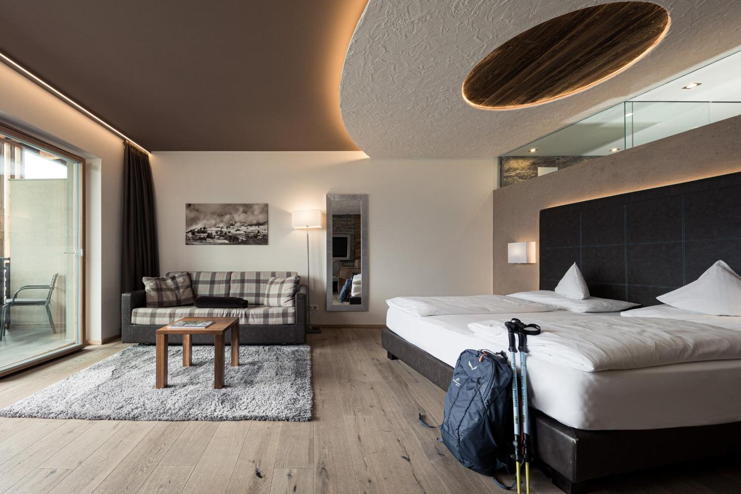 Deluxe Double Room with Balcony - Photo 5