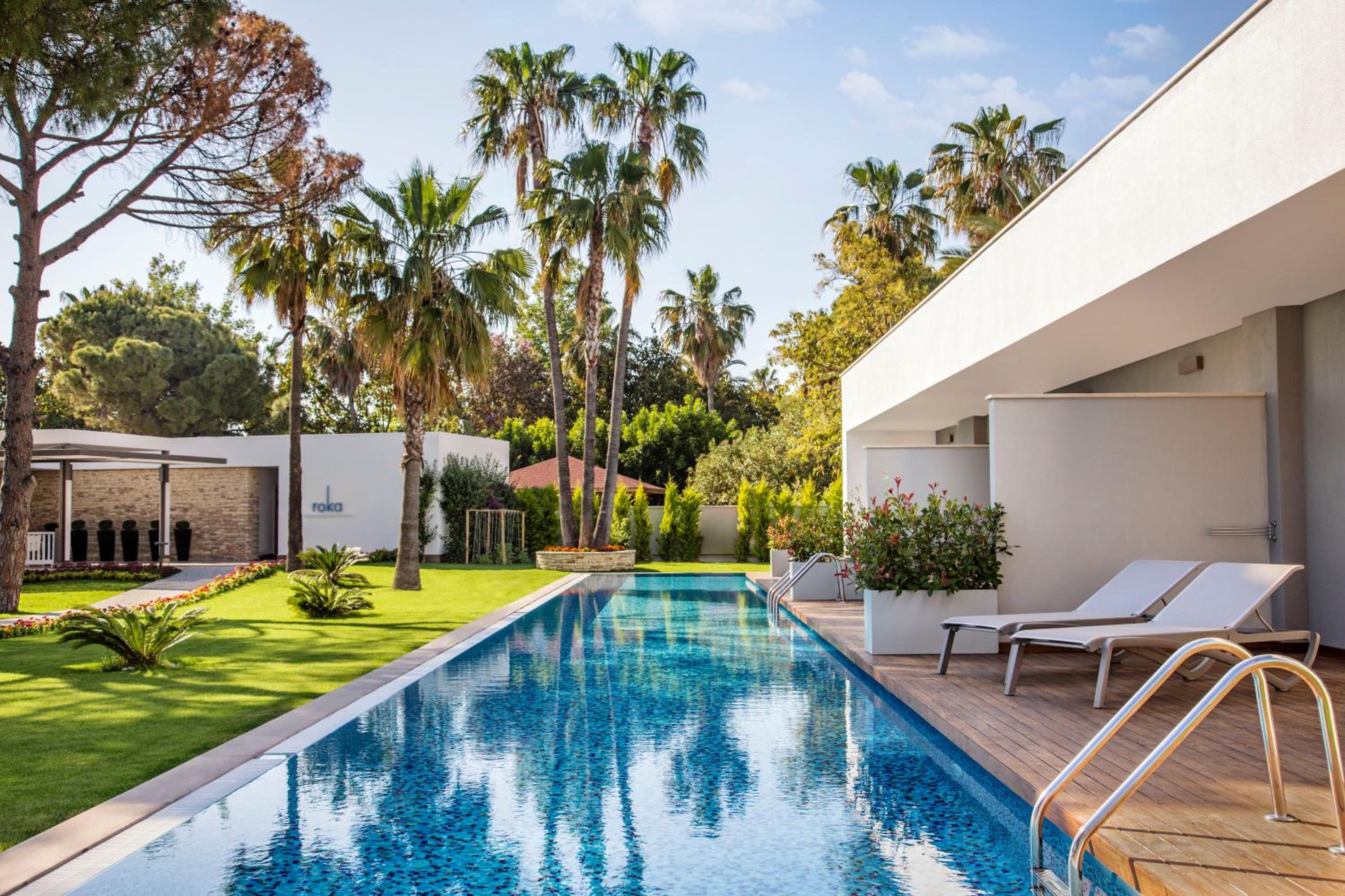 Swim Up Room
