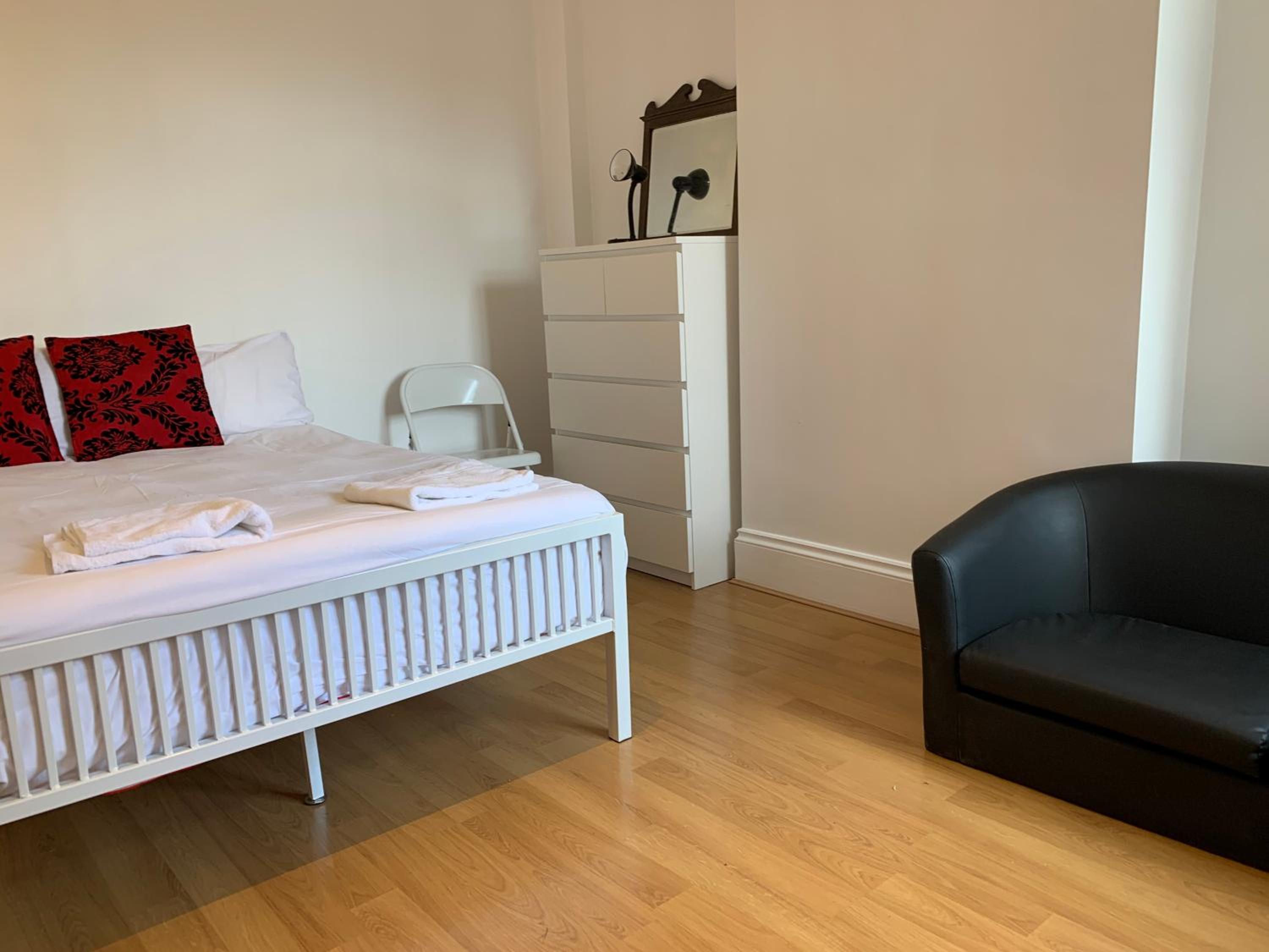 Basic Triple Room with Shared Bathroom photo 3