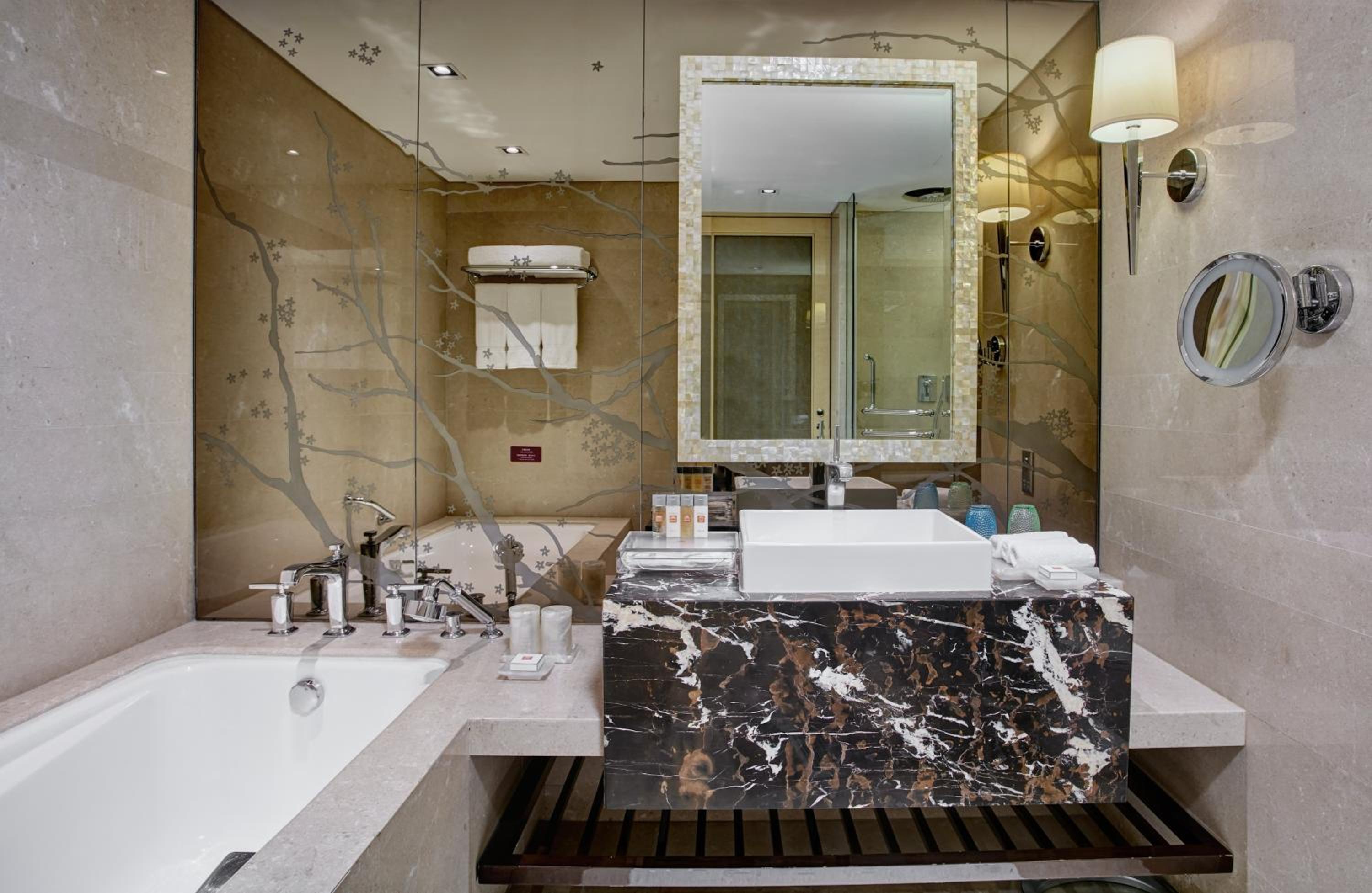 Standard King Room - Lounge Access - Photo 1