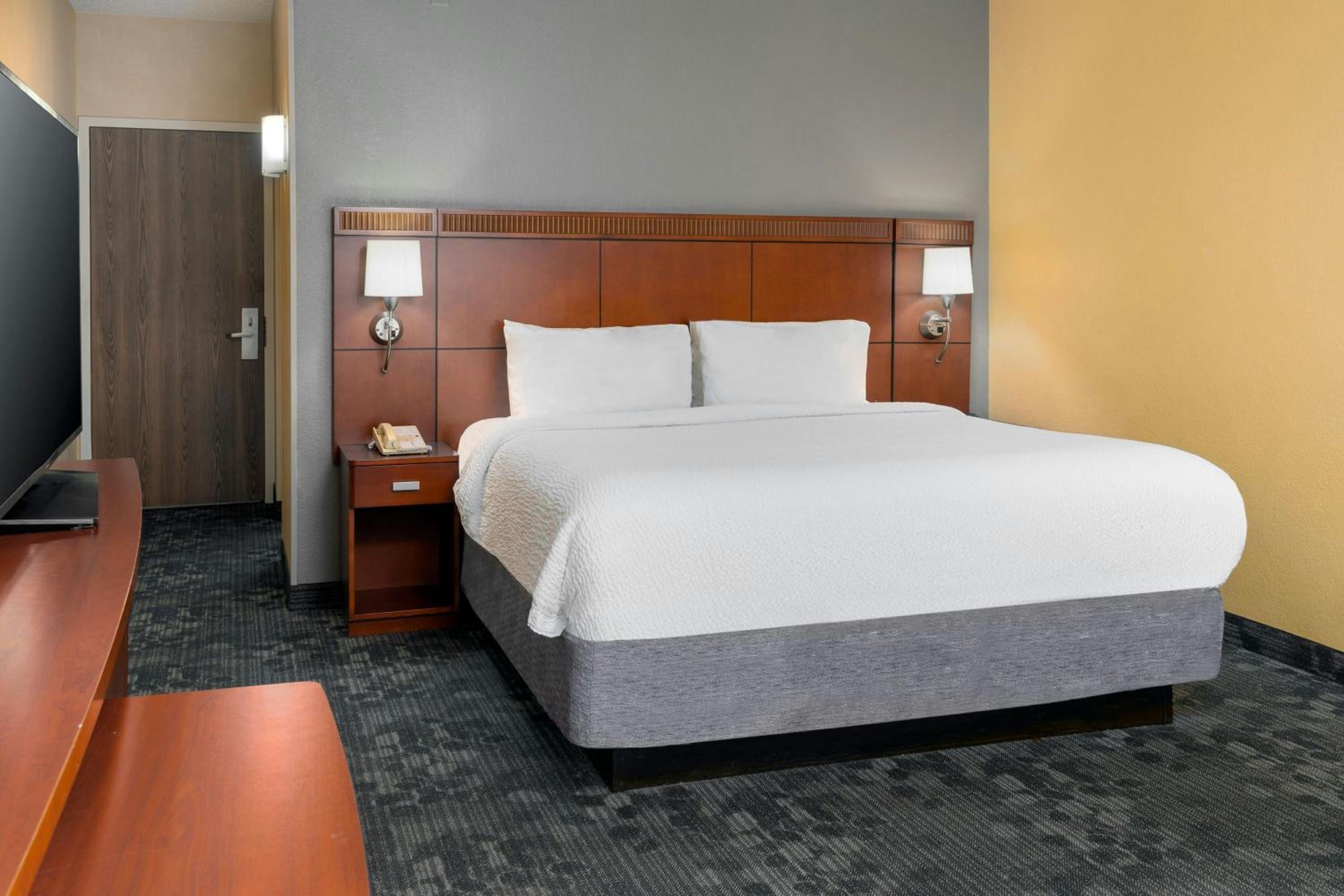 King Room with Bathtub, Transfer Shower and Sofa Bed - Mobility Access
