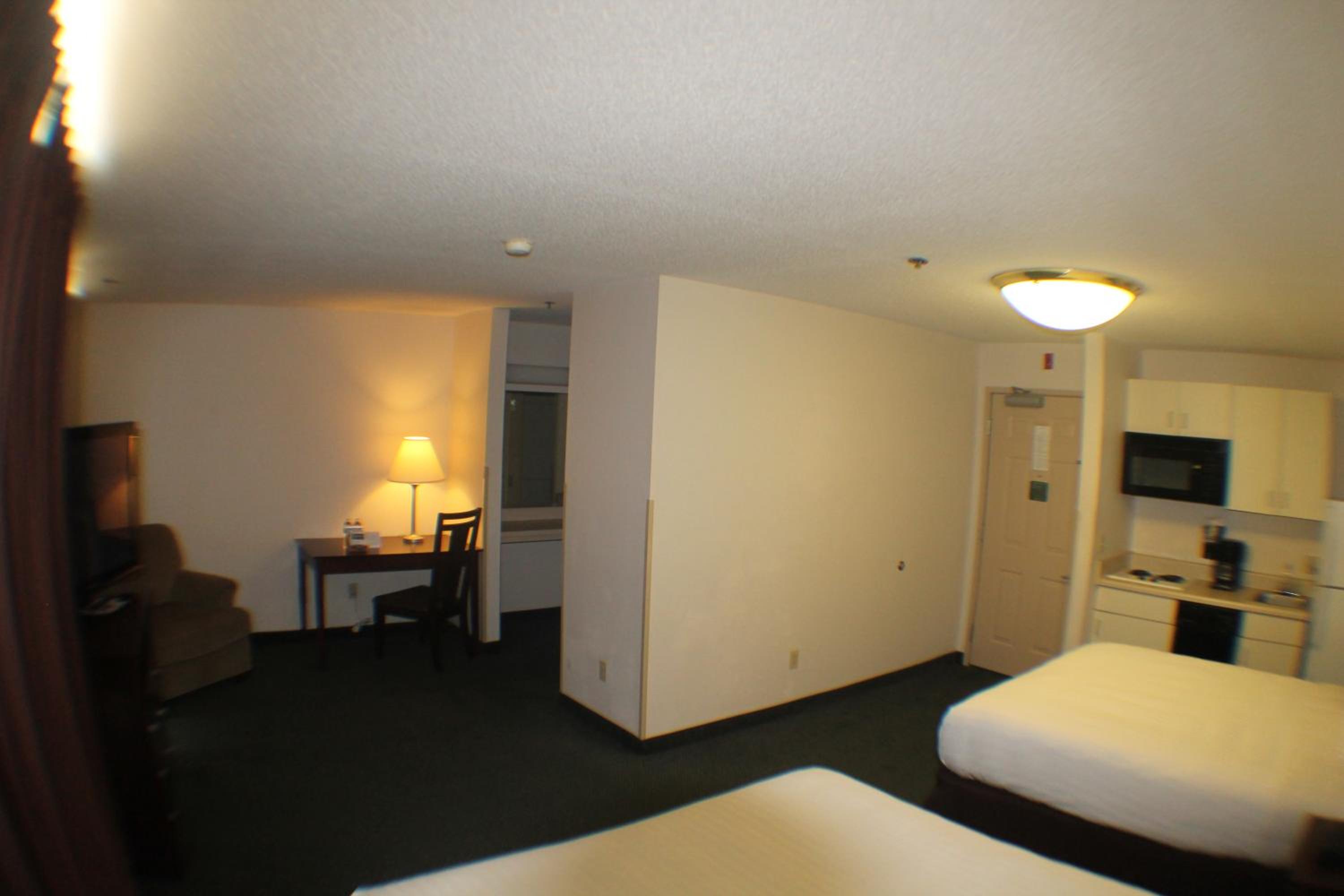 Queen Room with Two Queen Beds - Photo 3
