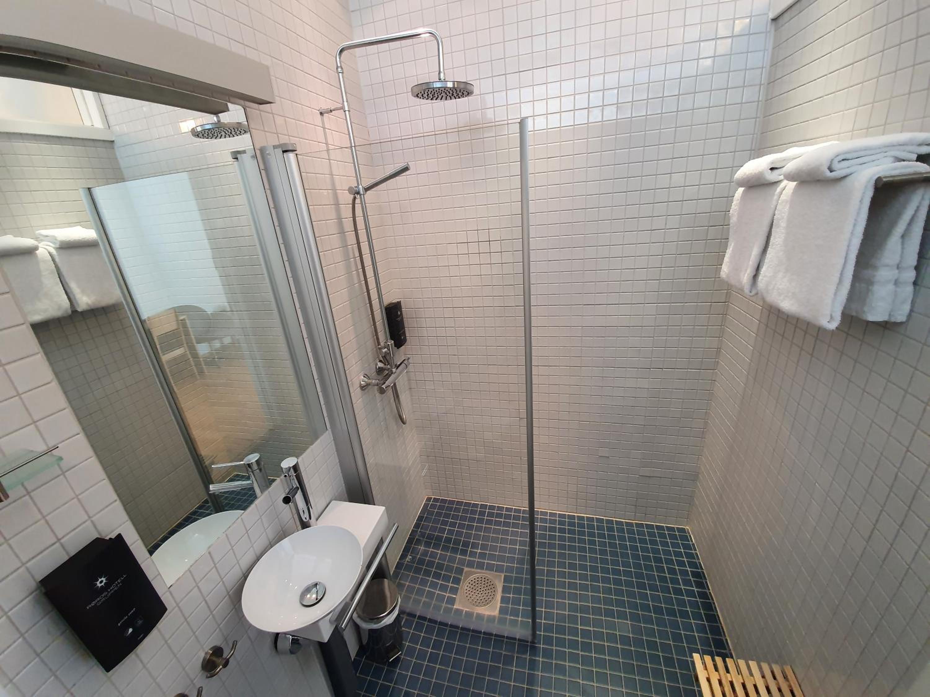 Standard Double or Twin Room - Photo 9