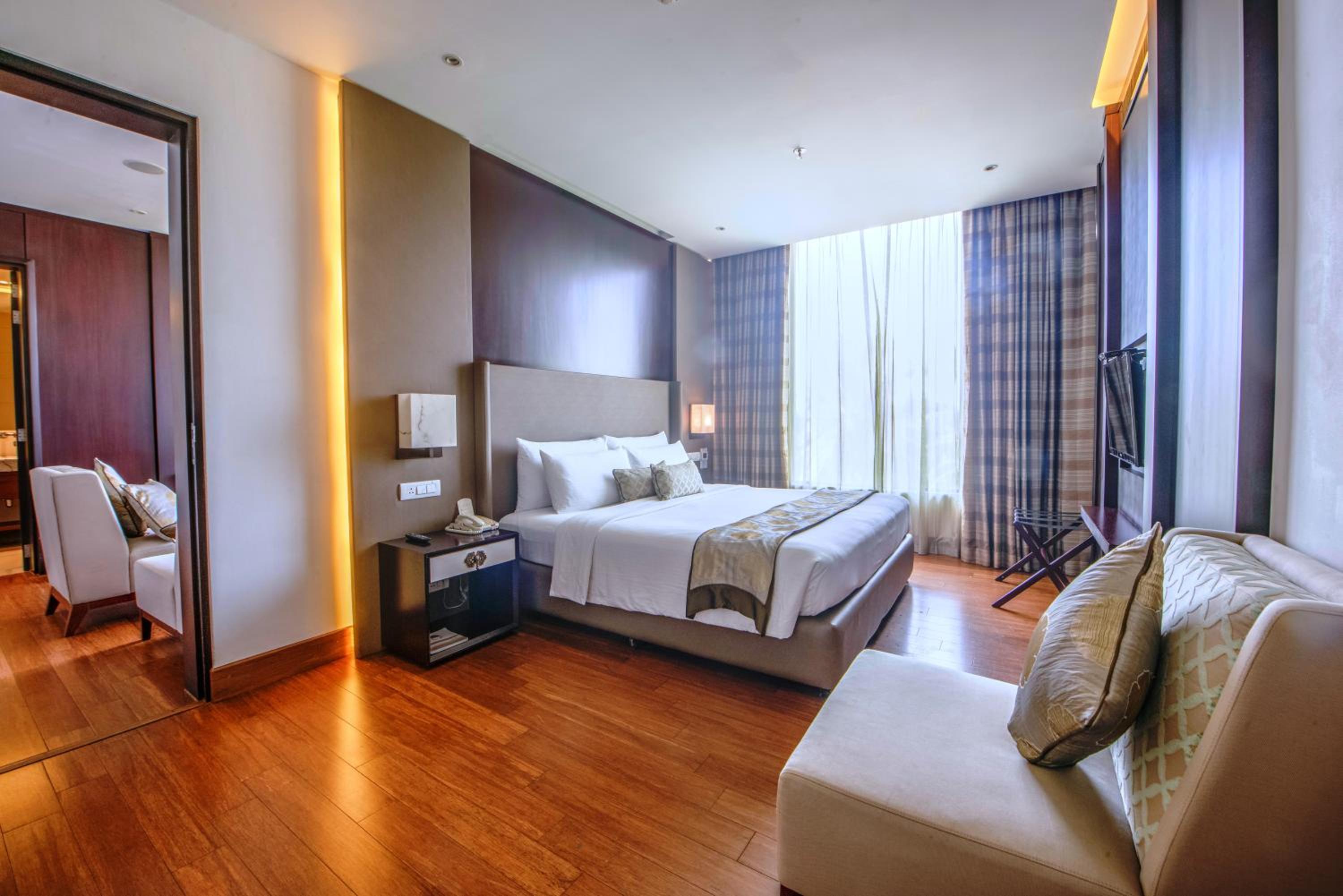 Executive Suite Including Both Way Airport Transfers - Photo 1