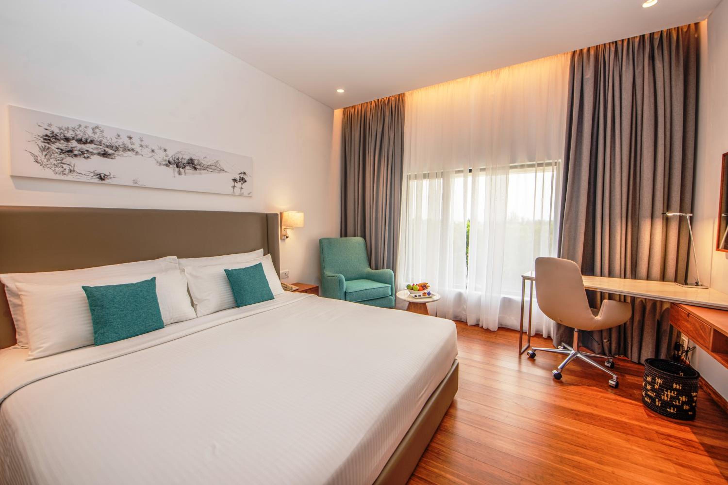 Deluxe King Room - Photo 7