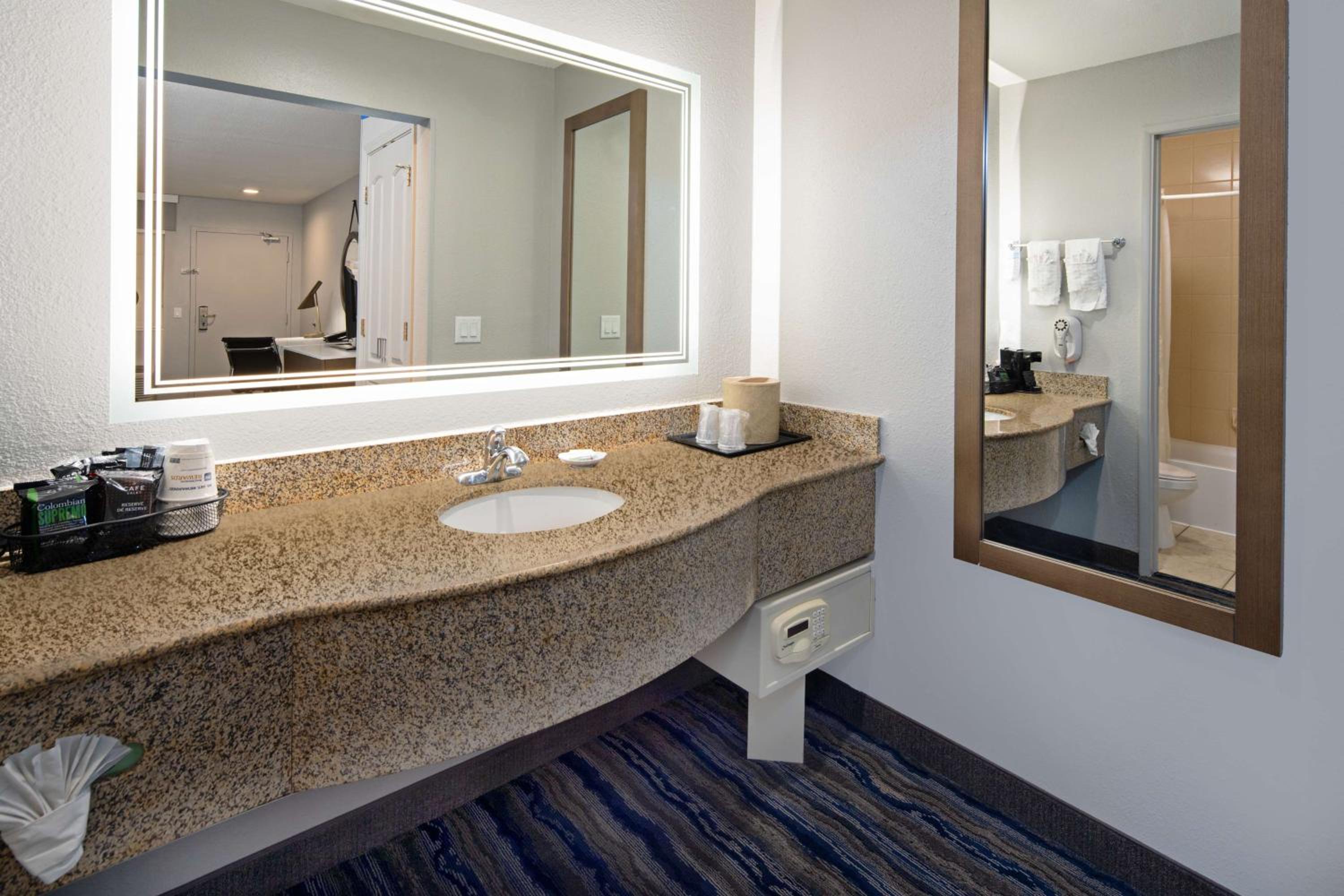 Executive King Room - Non-Smoking - Photo 4