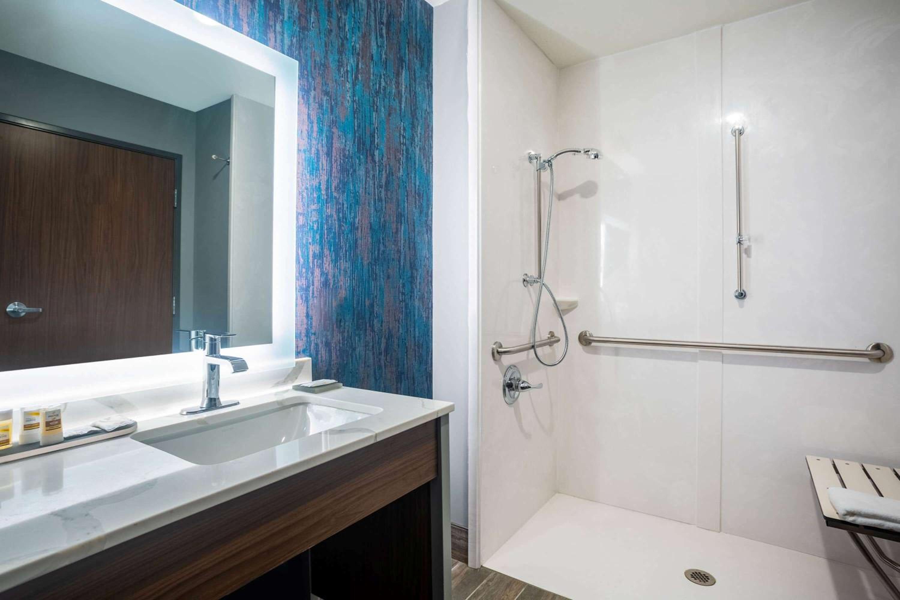 King Room with Mobility/Hearing Impaired Access - Non-Smoking - Photo 3