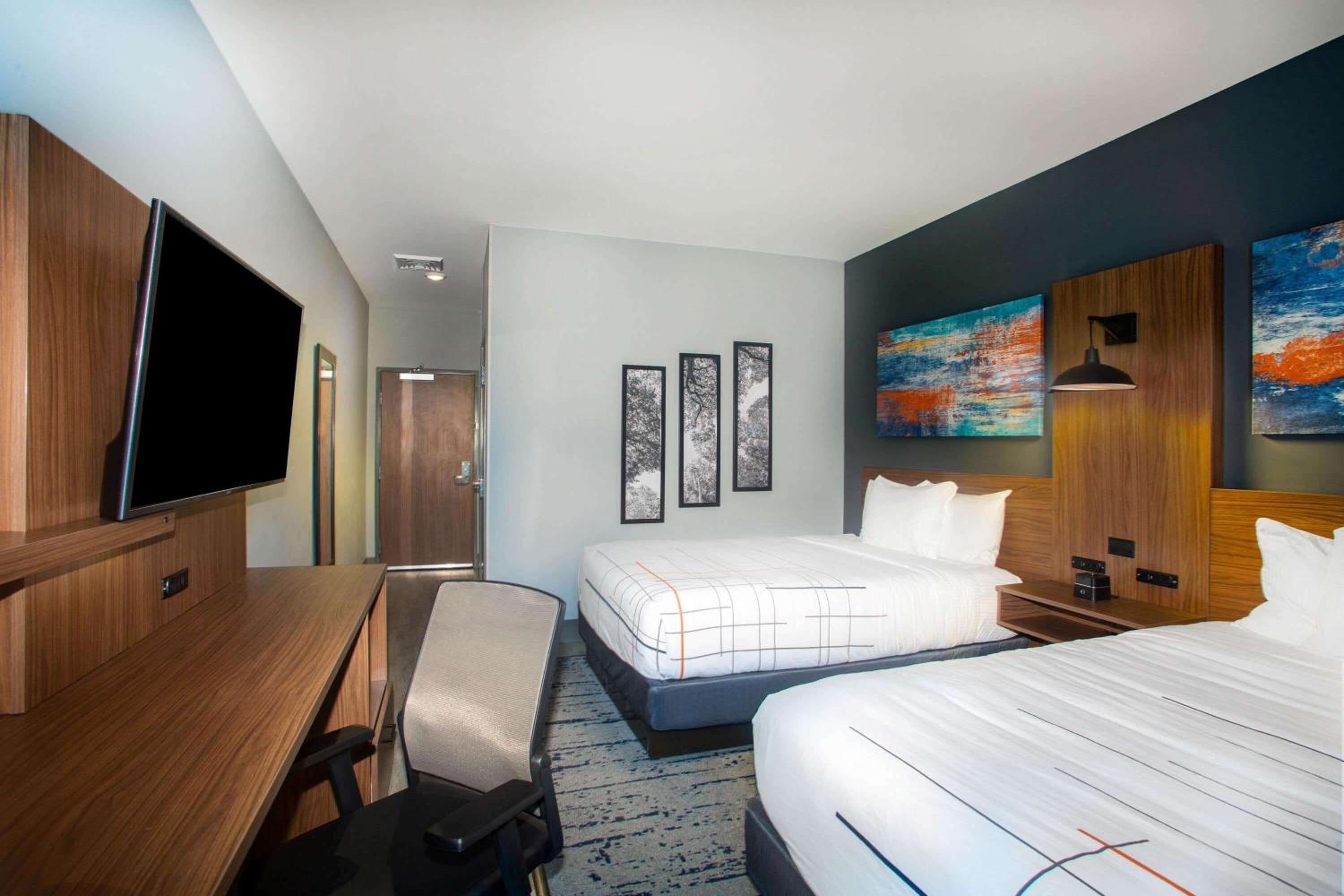 Queen Room with Two Queen Beds - Non-Smoking - Photo 1