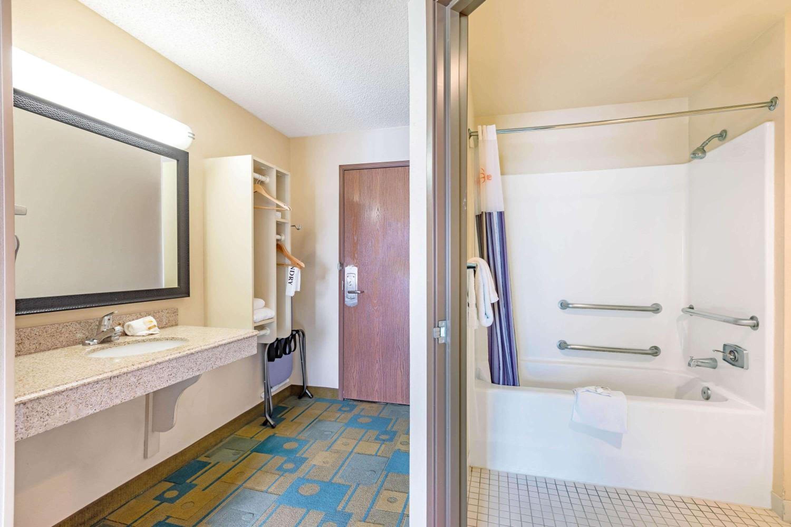Double Room with Mobility/Hearing Impaired Access - Non-Smoking - Photo 2