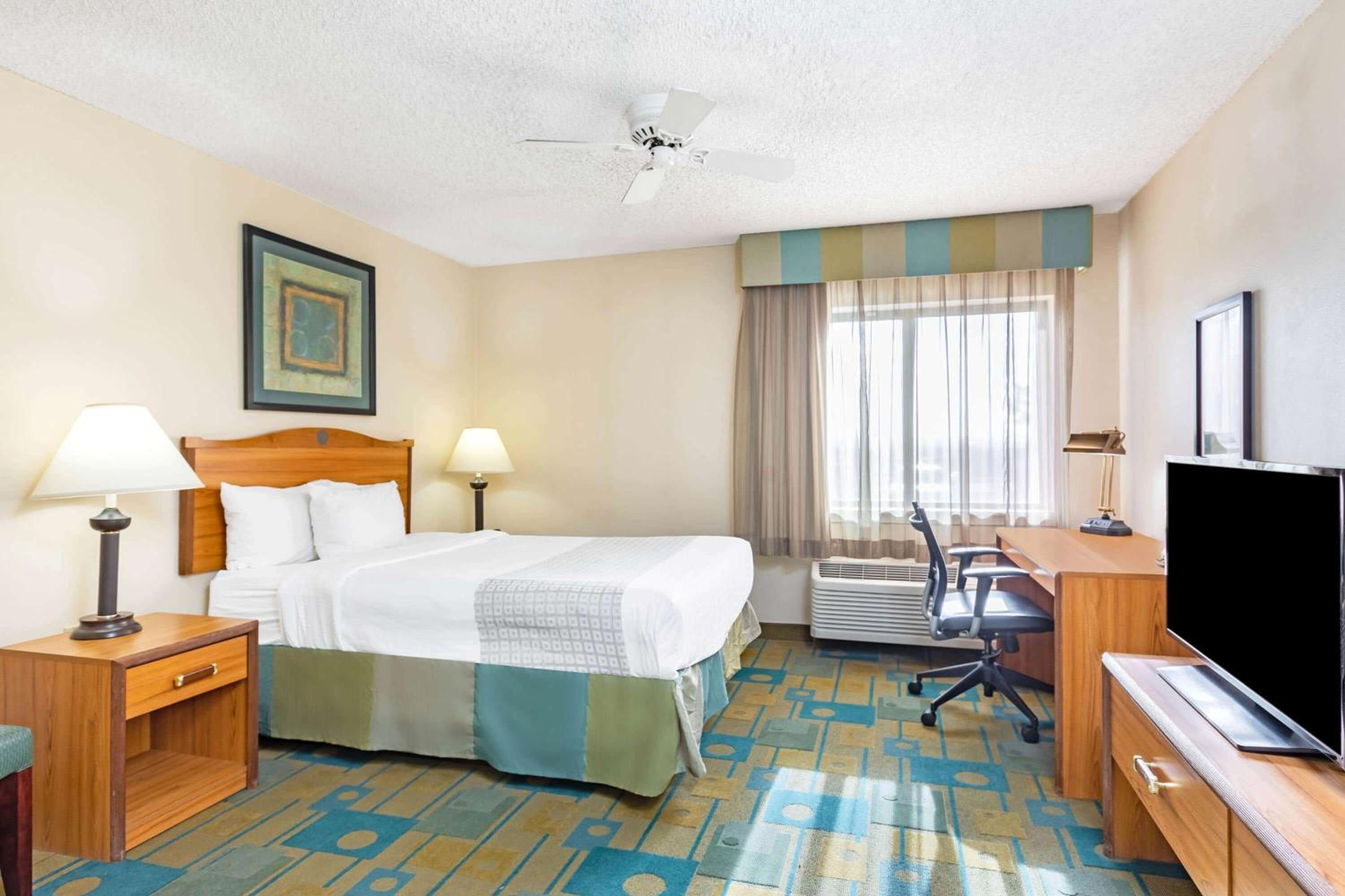Double Room with Mobility/Hearing Impaired Access - Non-Smoking - Photo 1