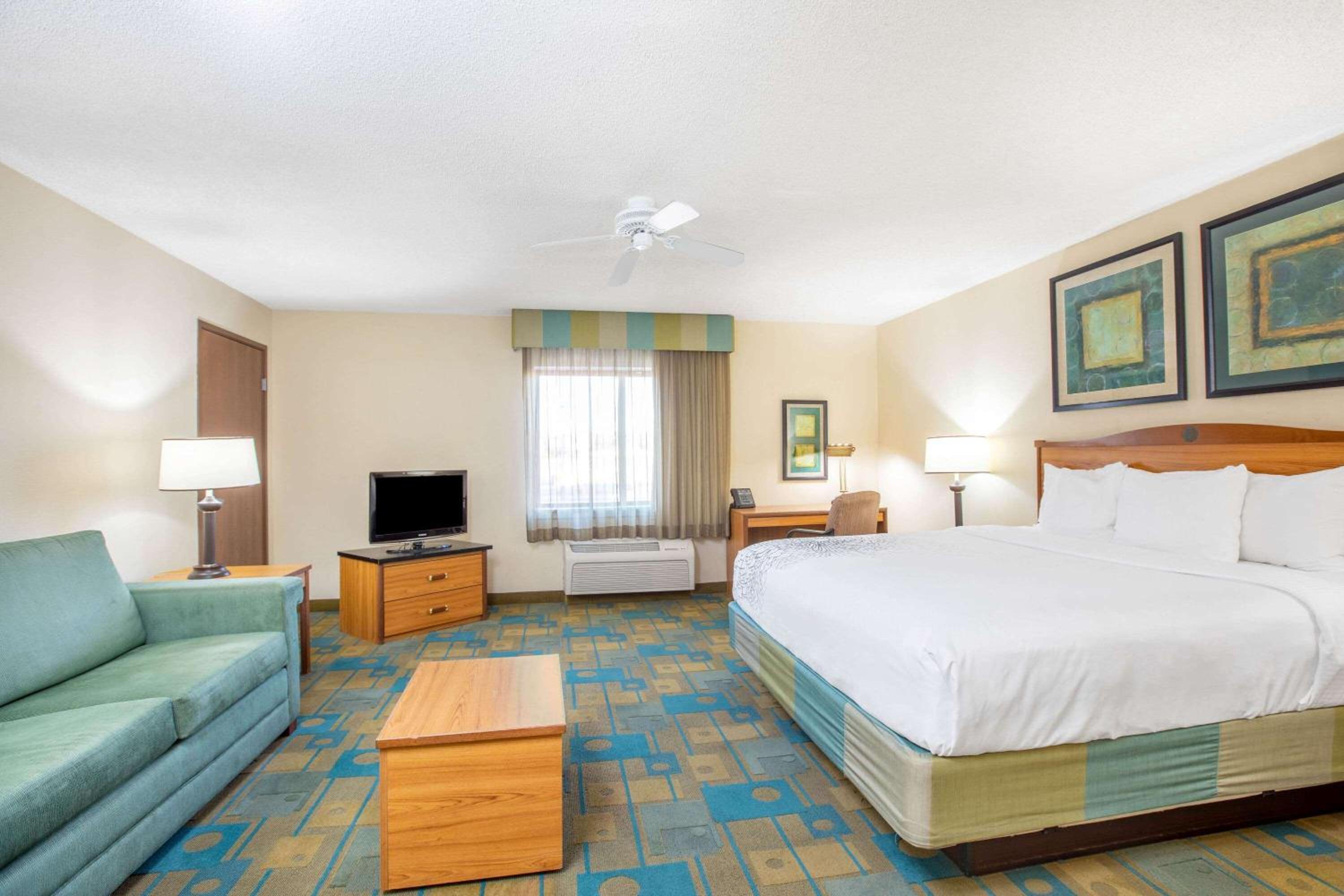 One-Bedroom King Suite with Limited View - Non-Smoking - Photo 3