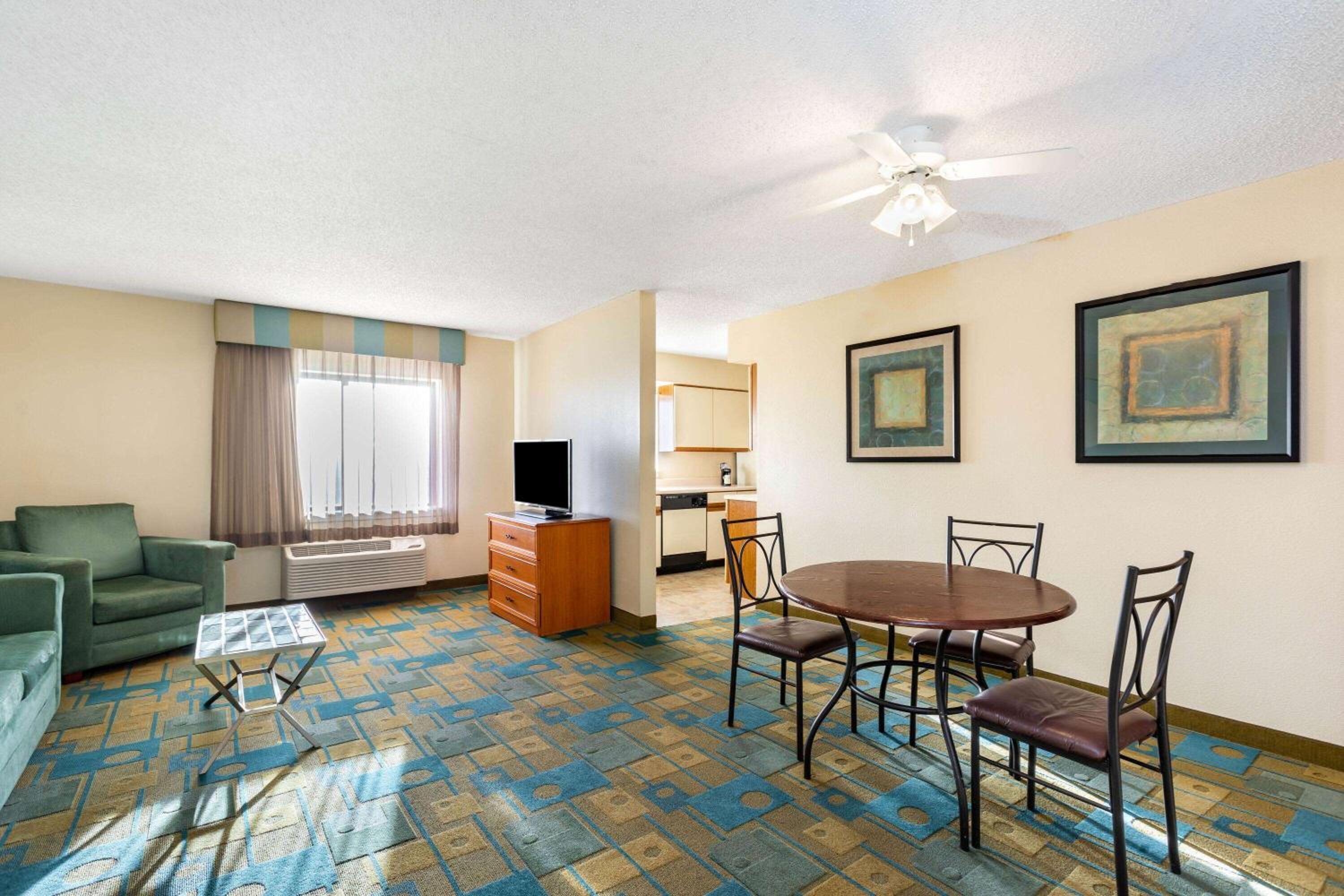 One Bedroom Apartment with King Bed and City View - Non-Smoking - Photo 2