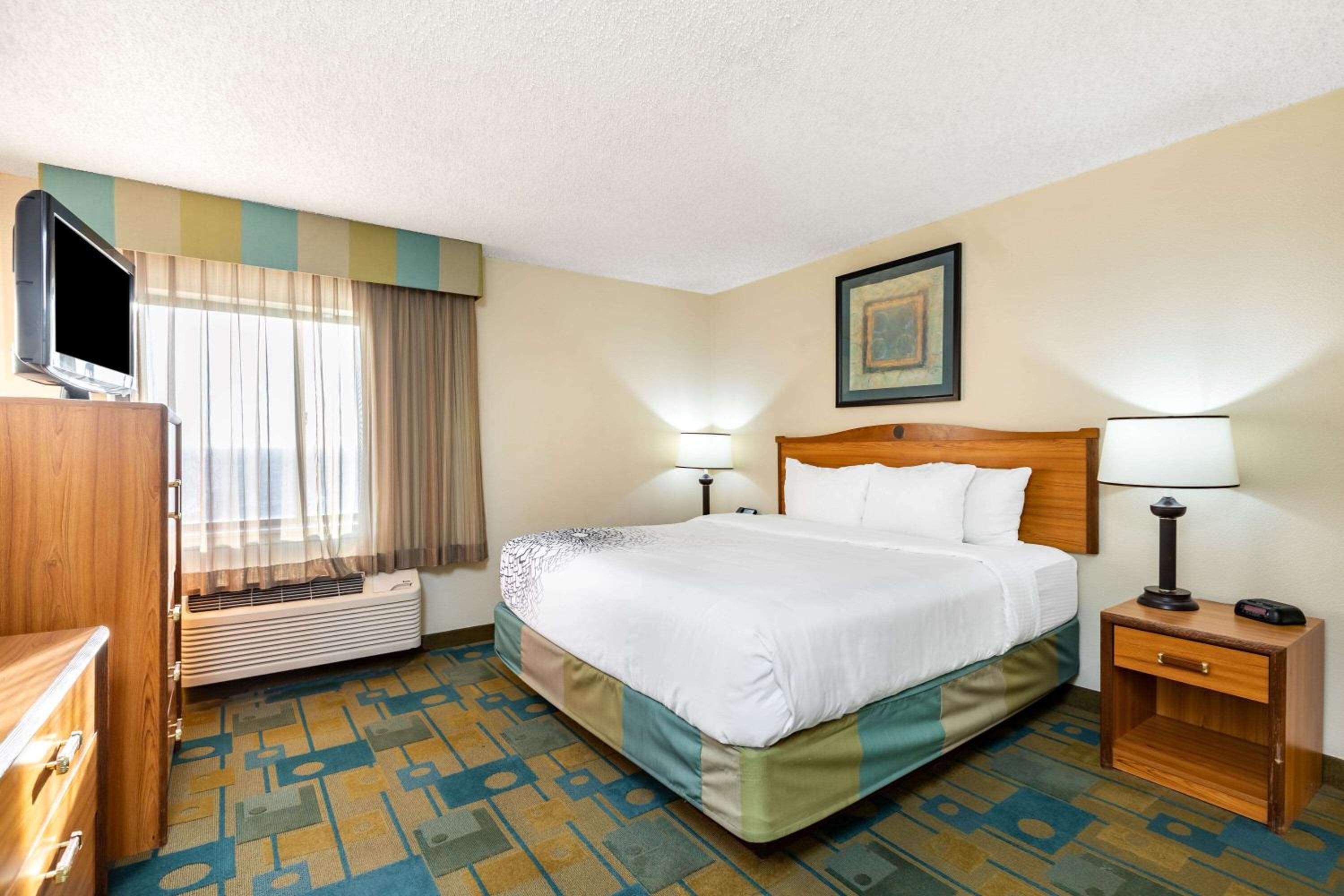 One Bedroom Apartment with King Bed and City View - Non-Smoking - Photo 4