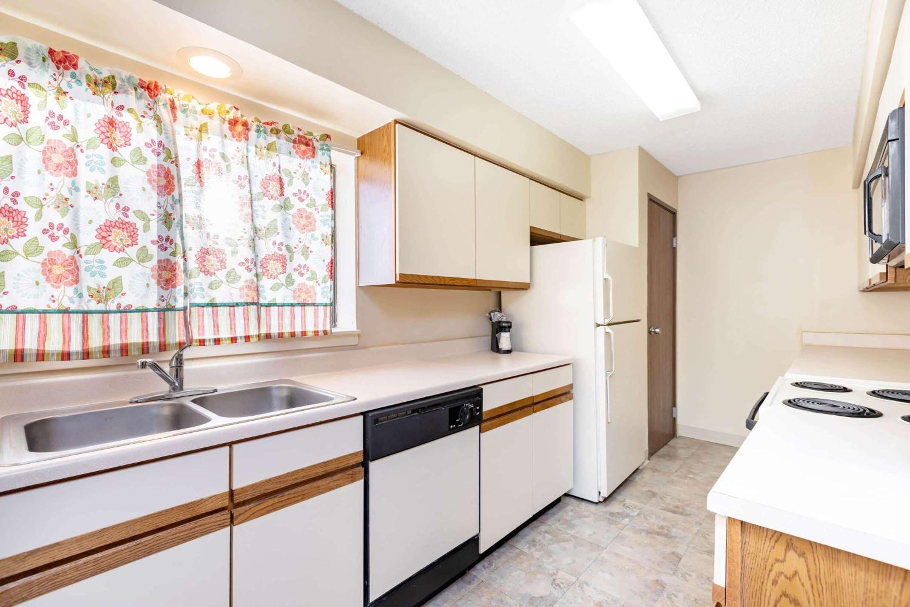 One Bedroom Apartment with King Bed and City View - Non-Smoking - Photo 3