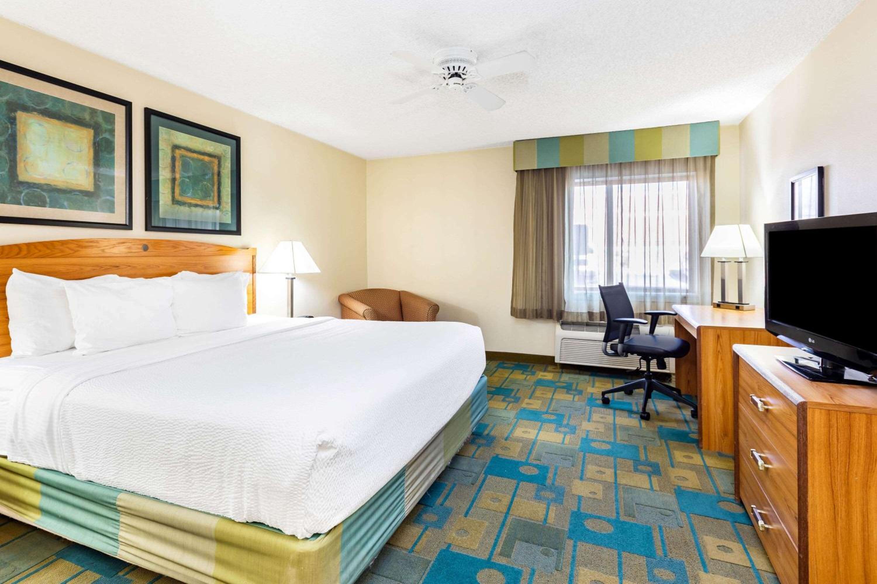 One-Bedroom King Suite with Limited View - Non-Smoking - Photo 4