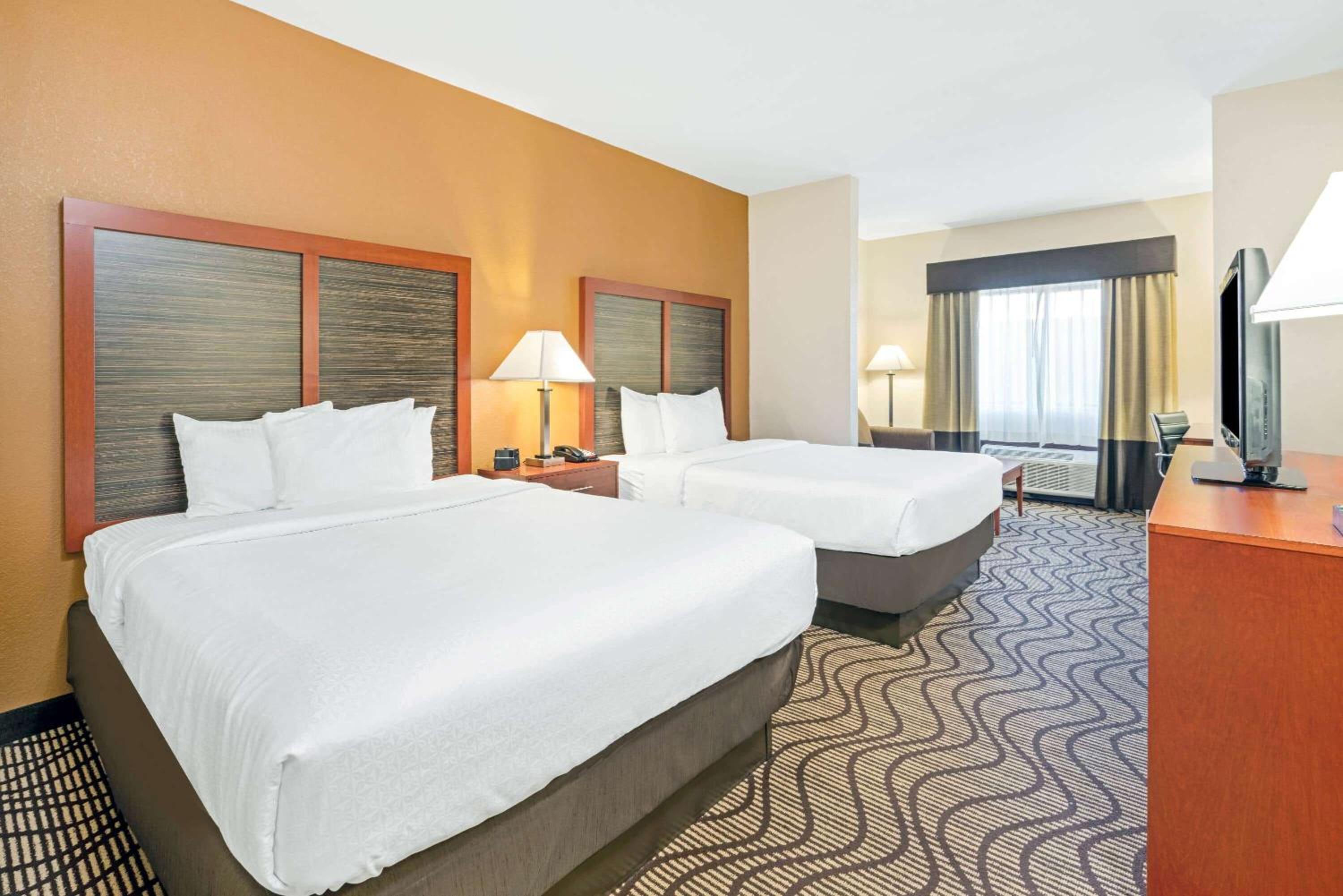 Executive Queen Room with Two Queen Beds - Photo 1