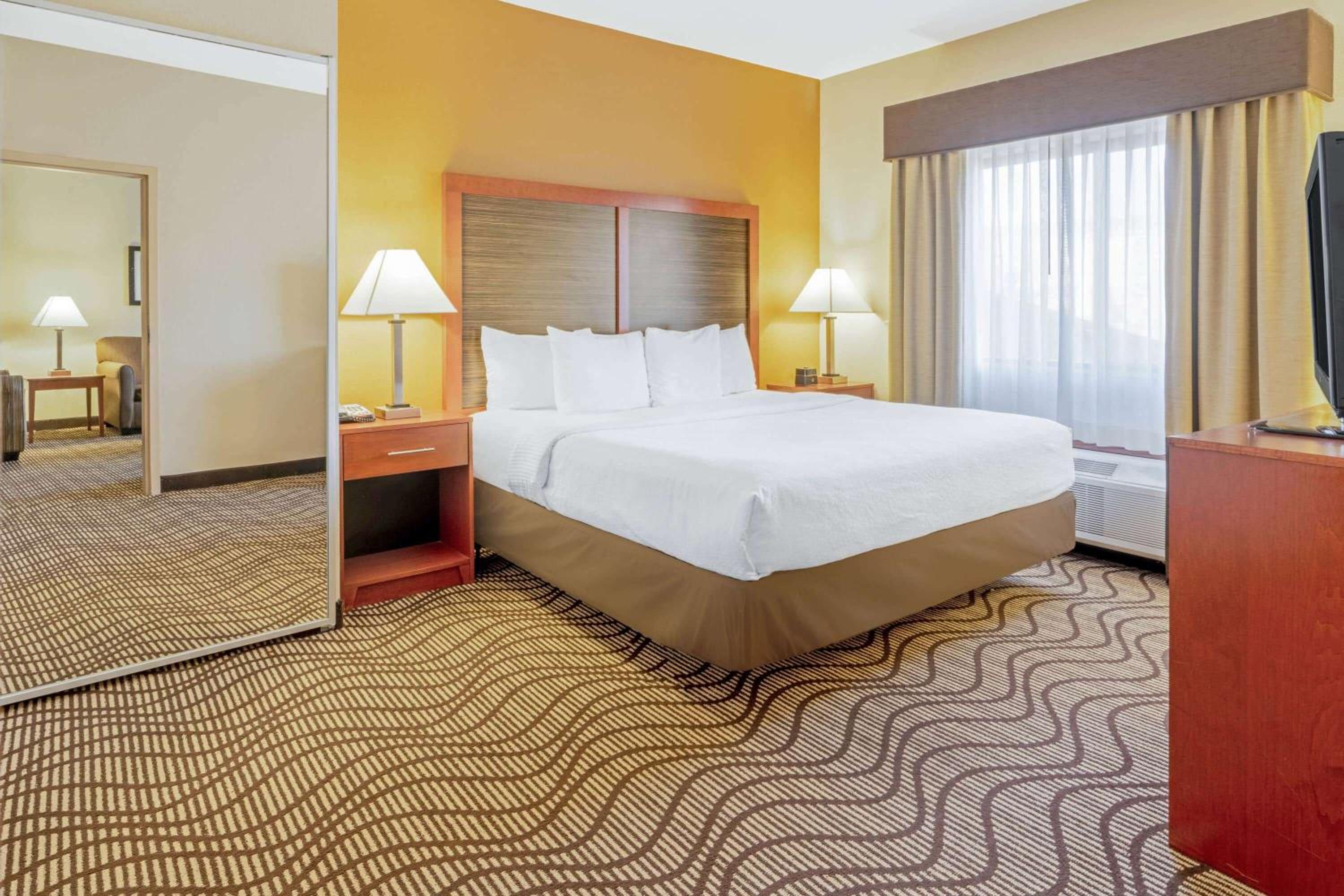 Deluxe Family Suite - Photo 2