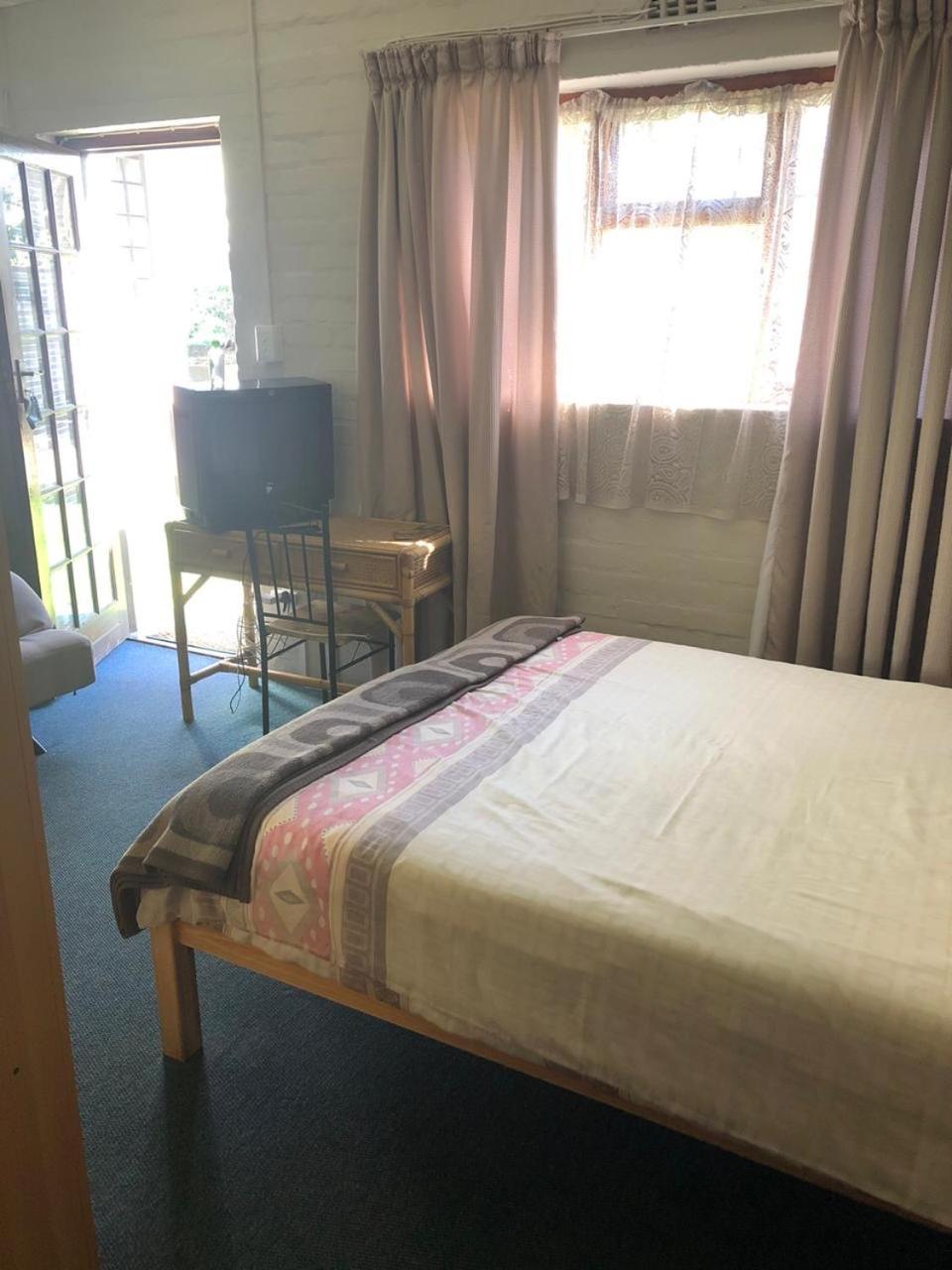 Budget Double Room - Photo 3