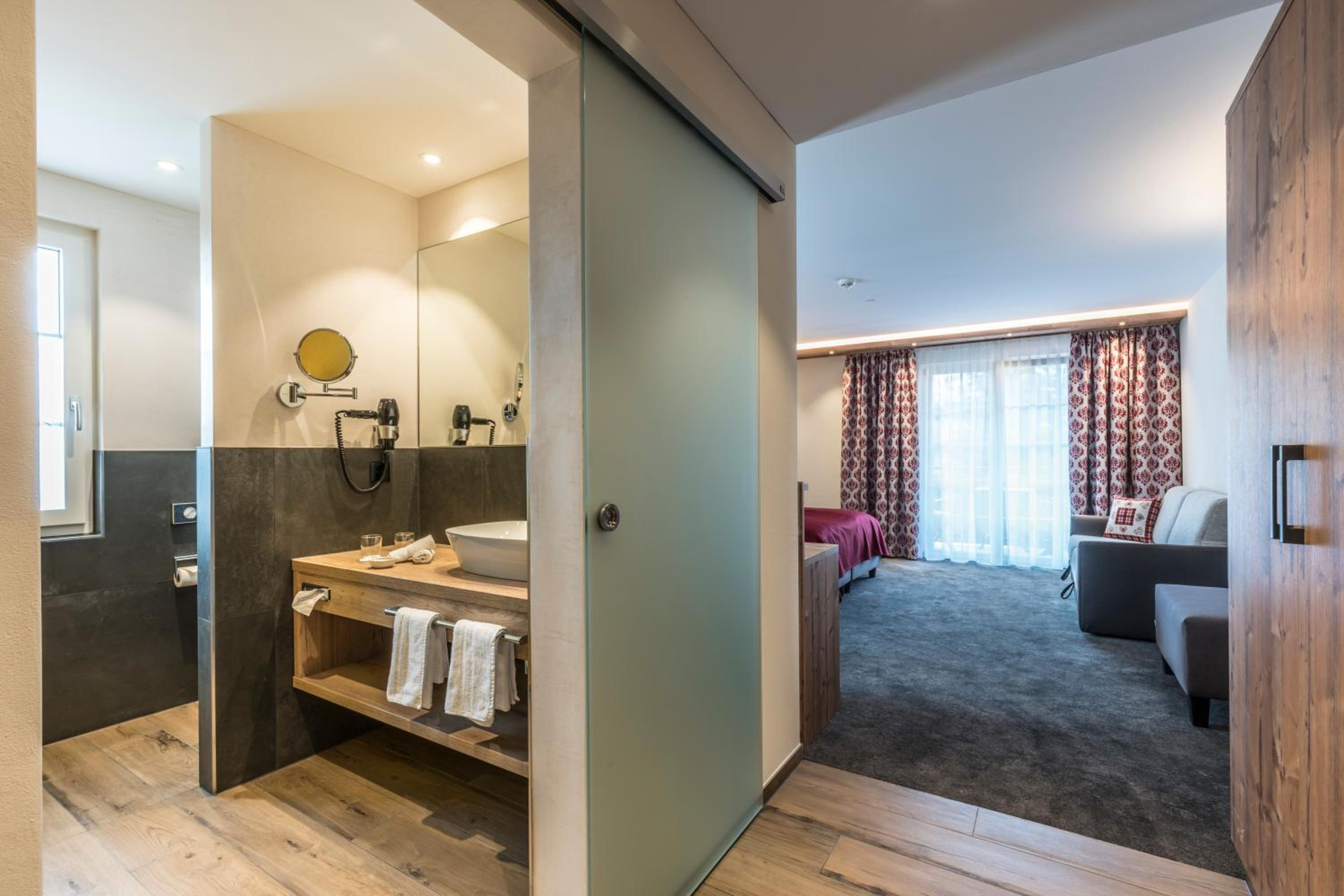 Deluxe Double Room with Balcony - Photo 8