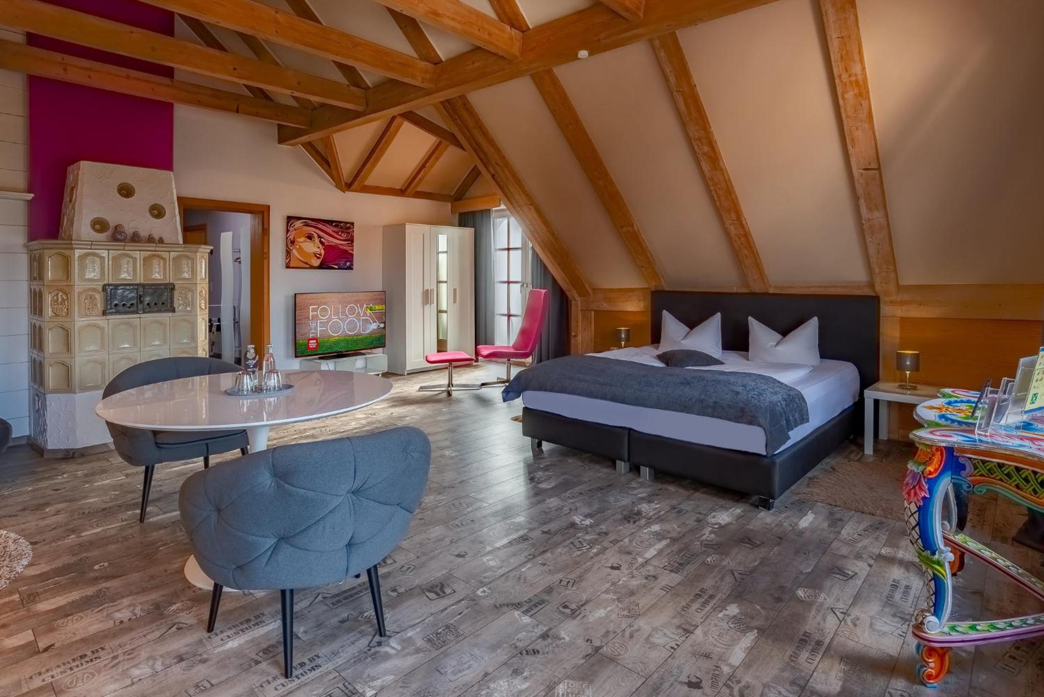 Suite - Photo 1