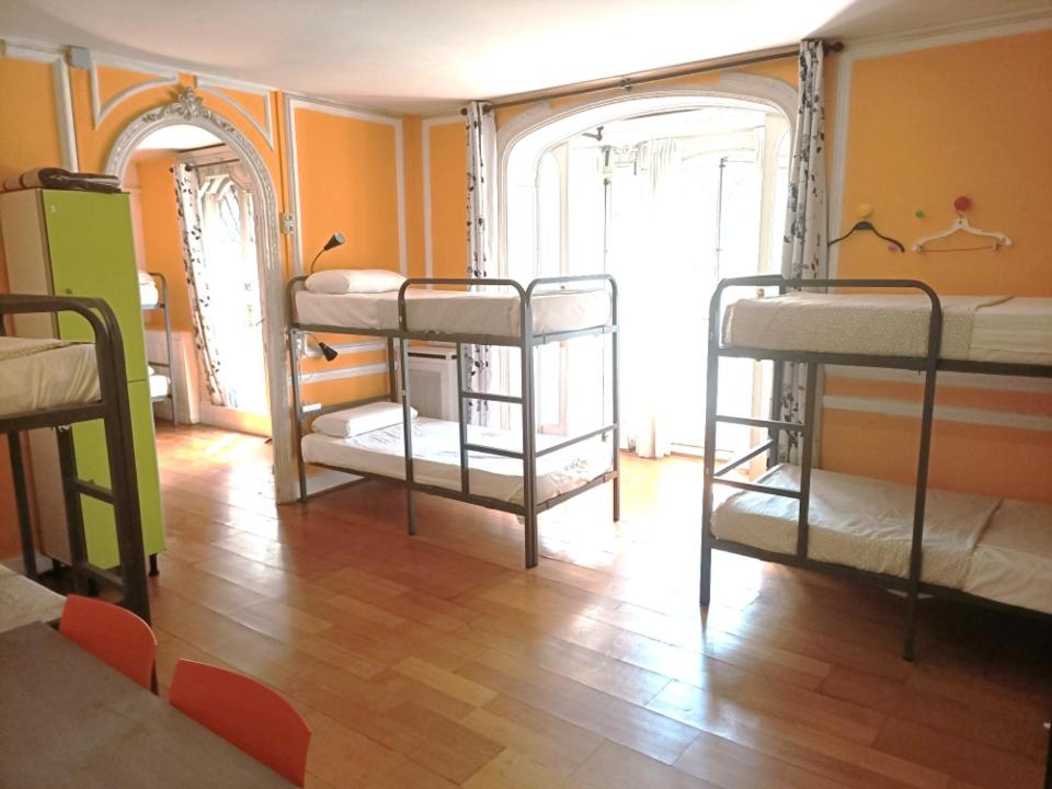 Cama individual en habitación compartida mixta de 10 camas.