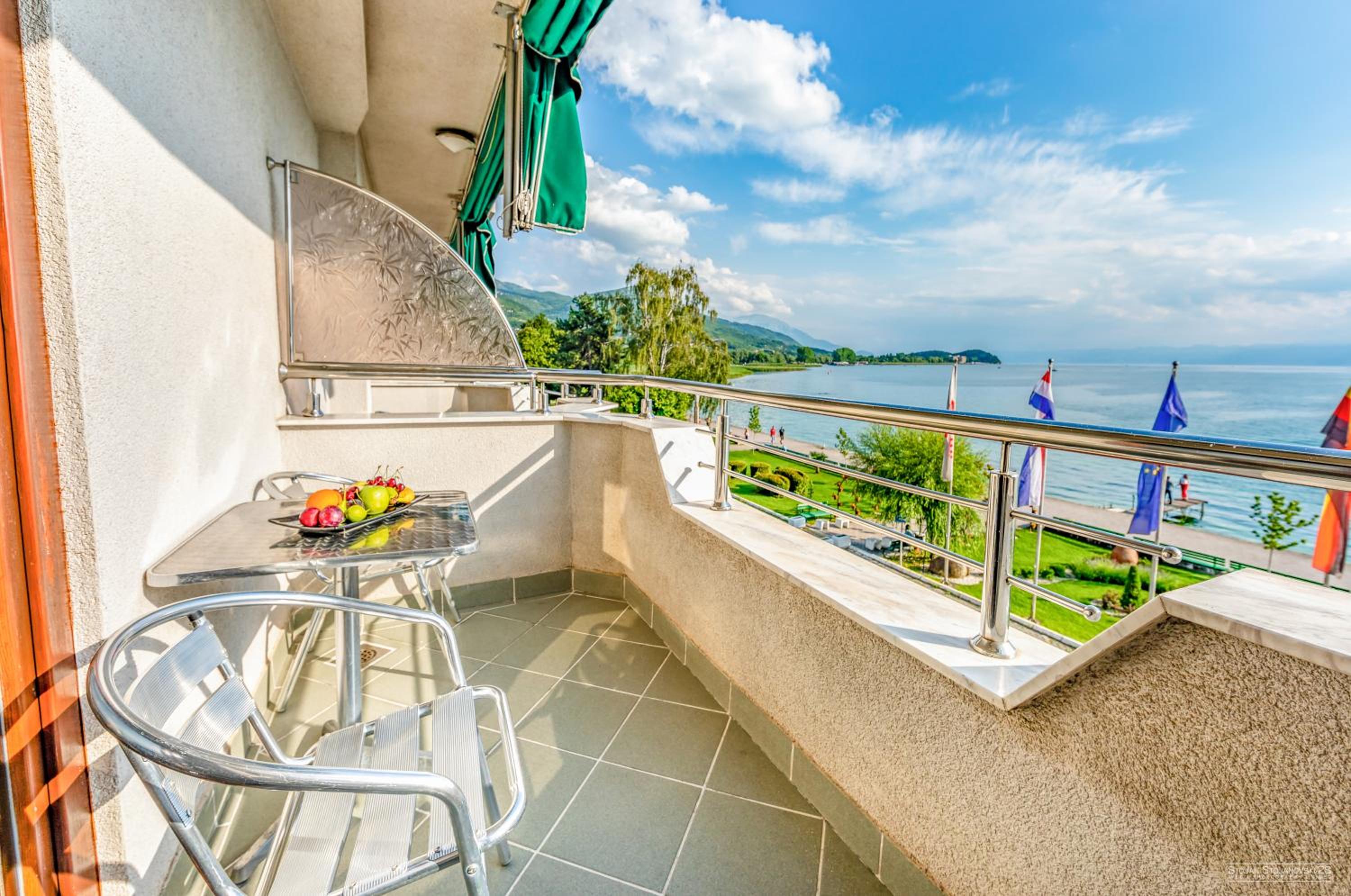 Double Room with Lake View - Photo 9