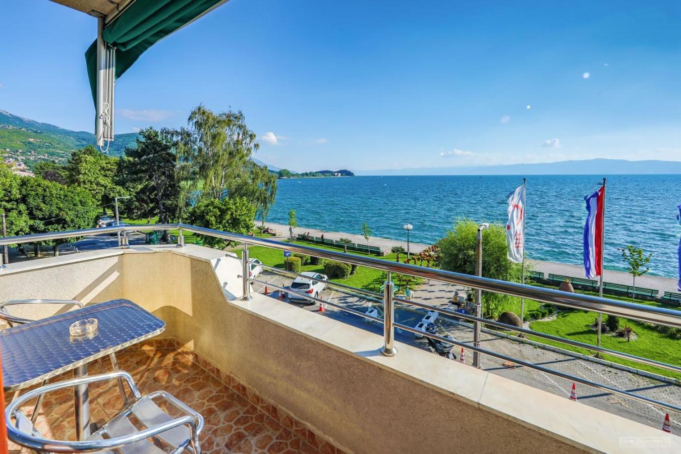 Double Room with Lake View - Photo 7