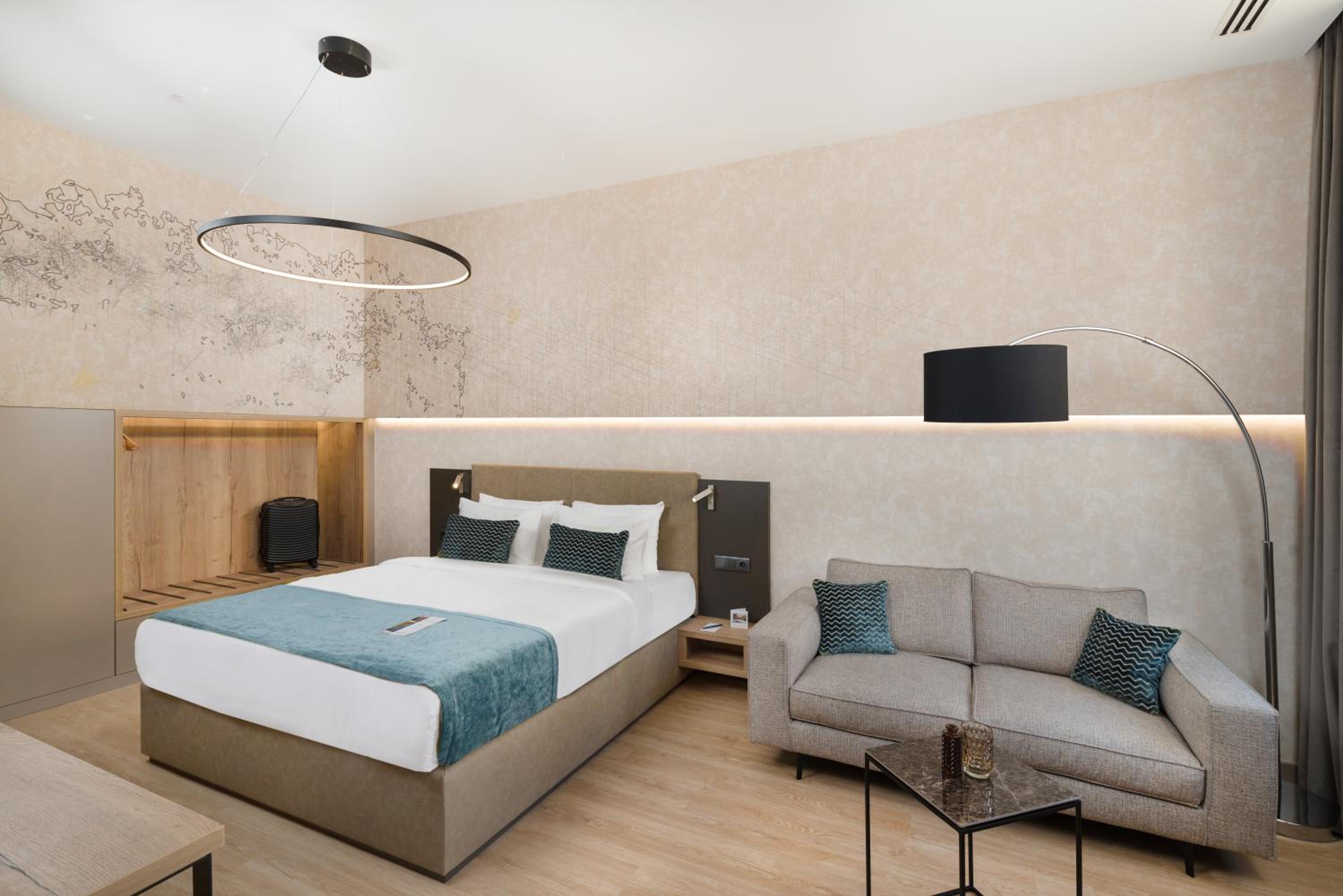 Deluxe Double Room with Street View - Photo 3