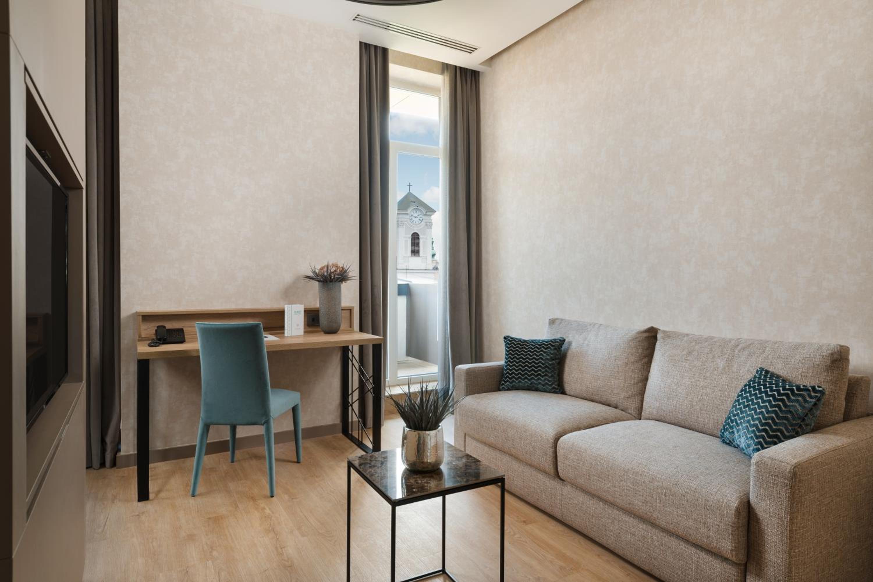 Executive Double Room with Street View - Photo 1