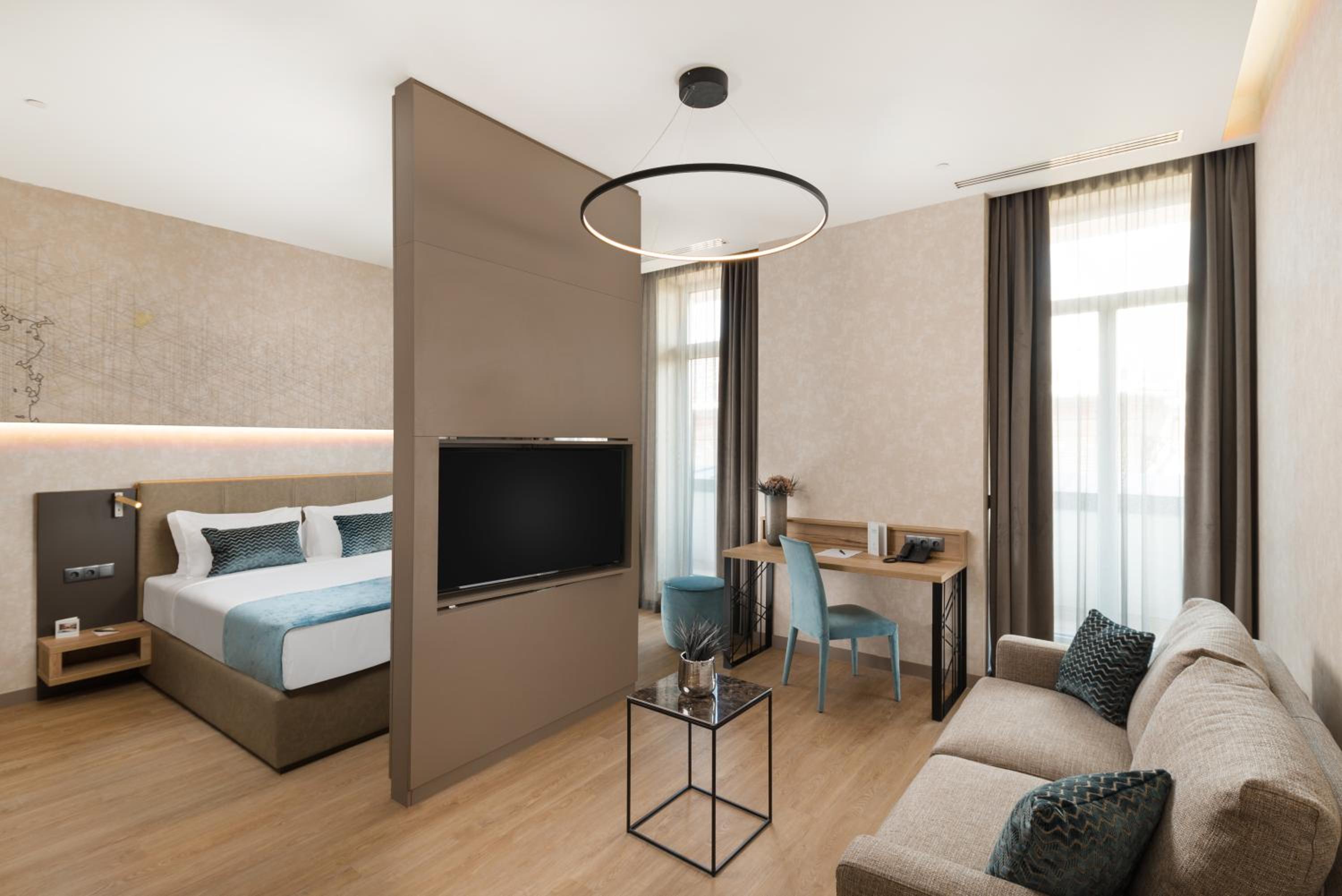 Executive Double Room with Street View - Photo 4