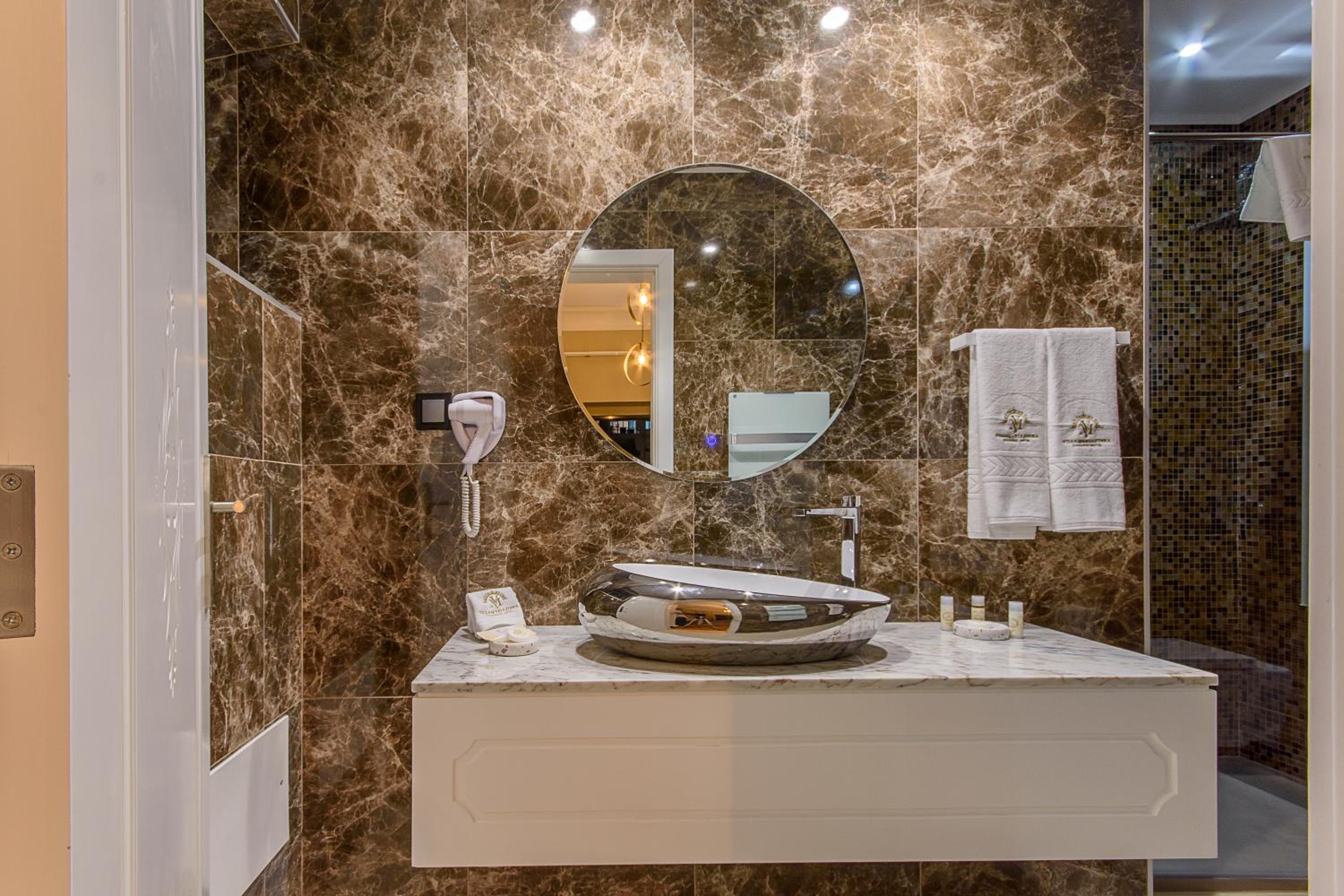 Suite - Photo 8