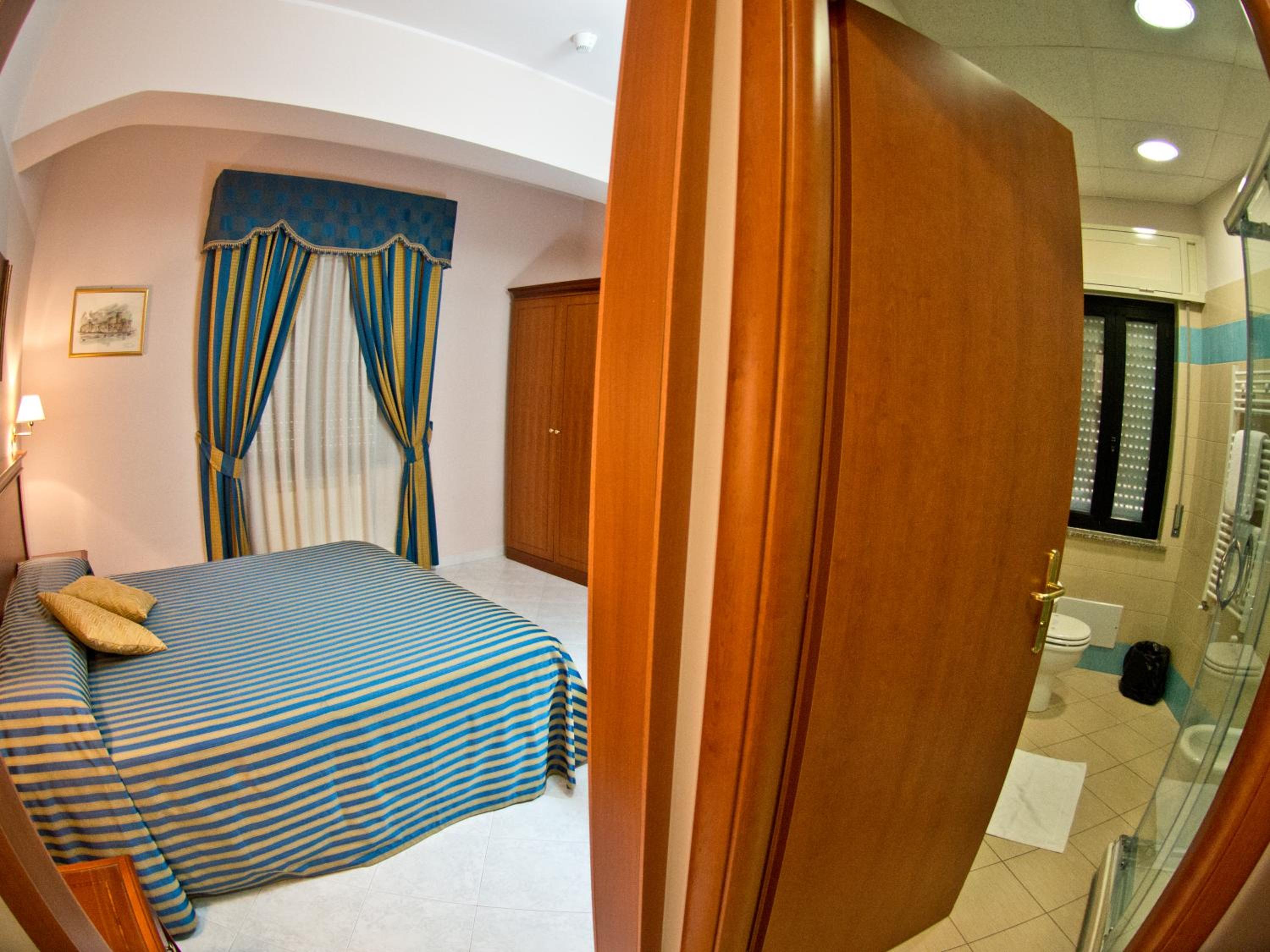 Economy Double Room photo 3