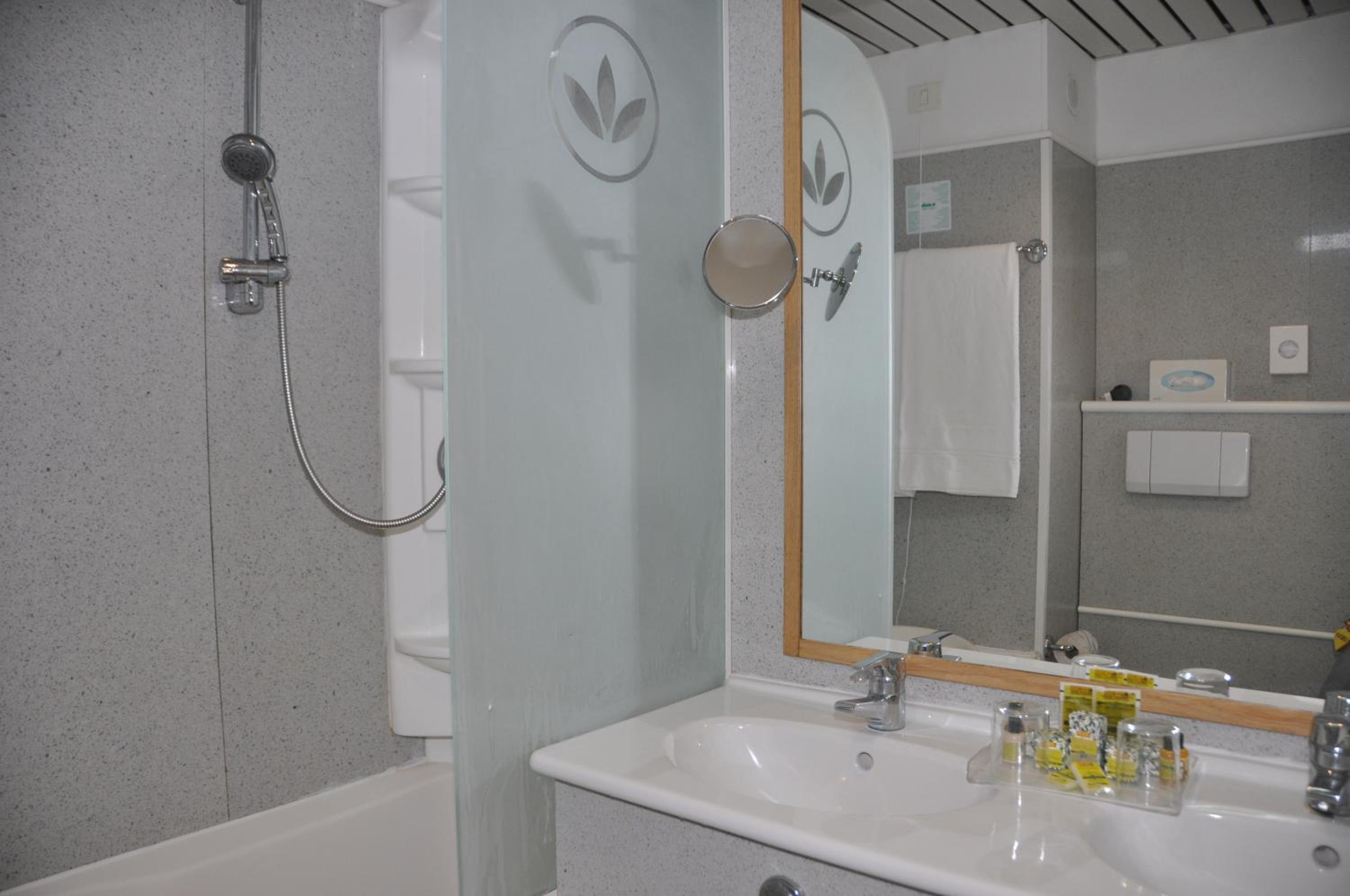 Basic Double or Twin Room - Photo 16