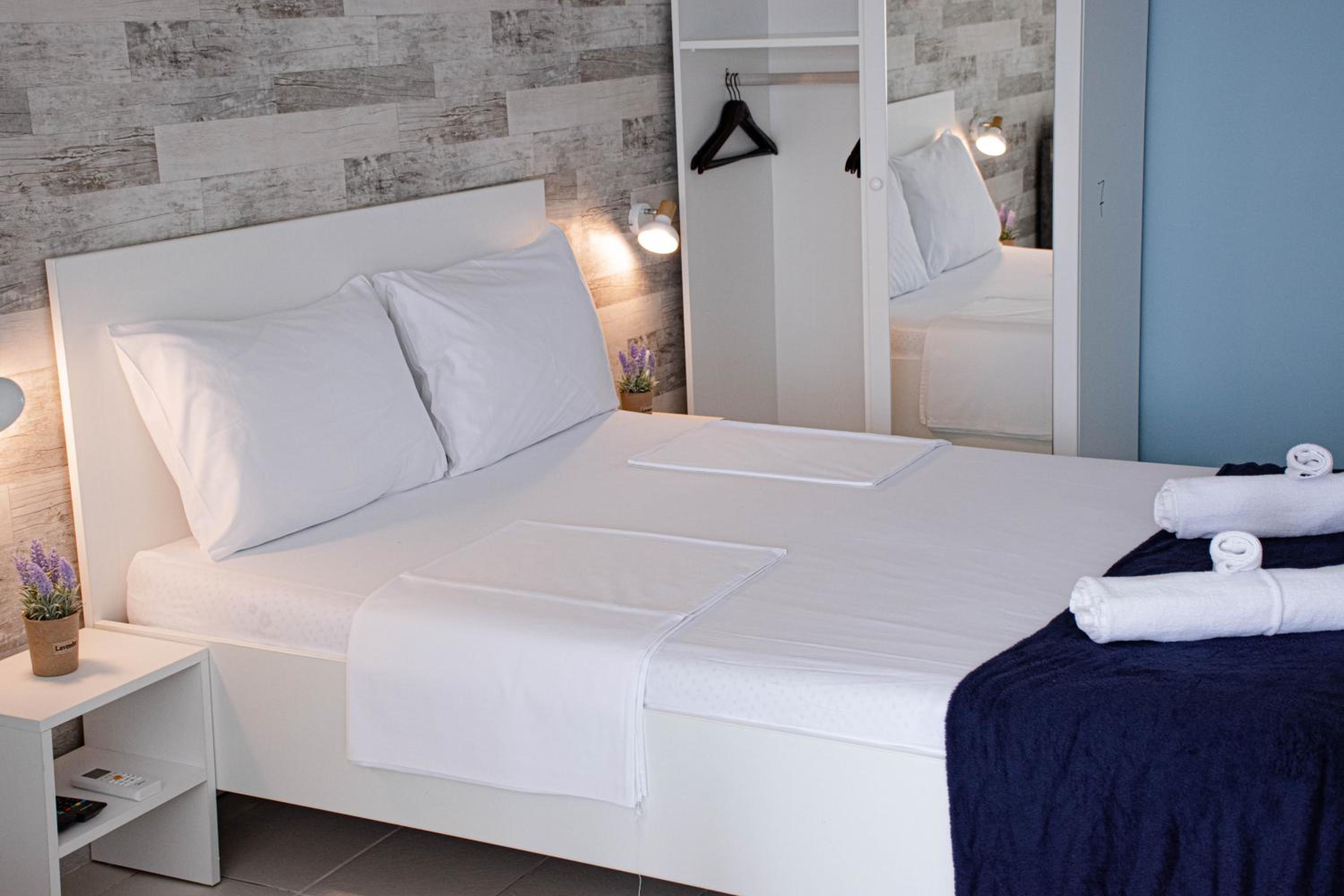 Deluxe Triple Room with Balcony and Sea View - Free Parking