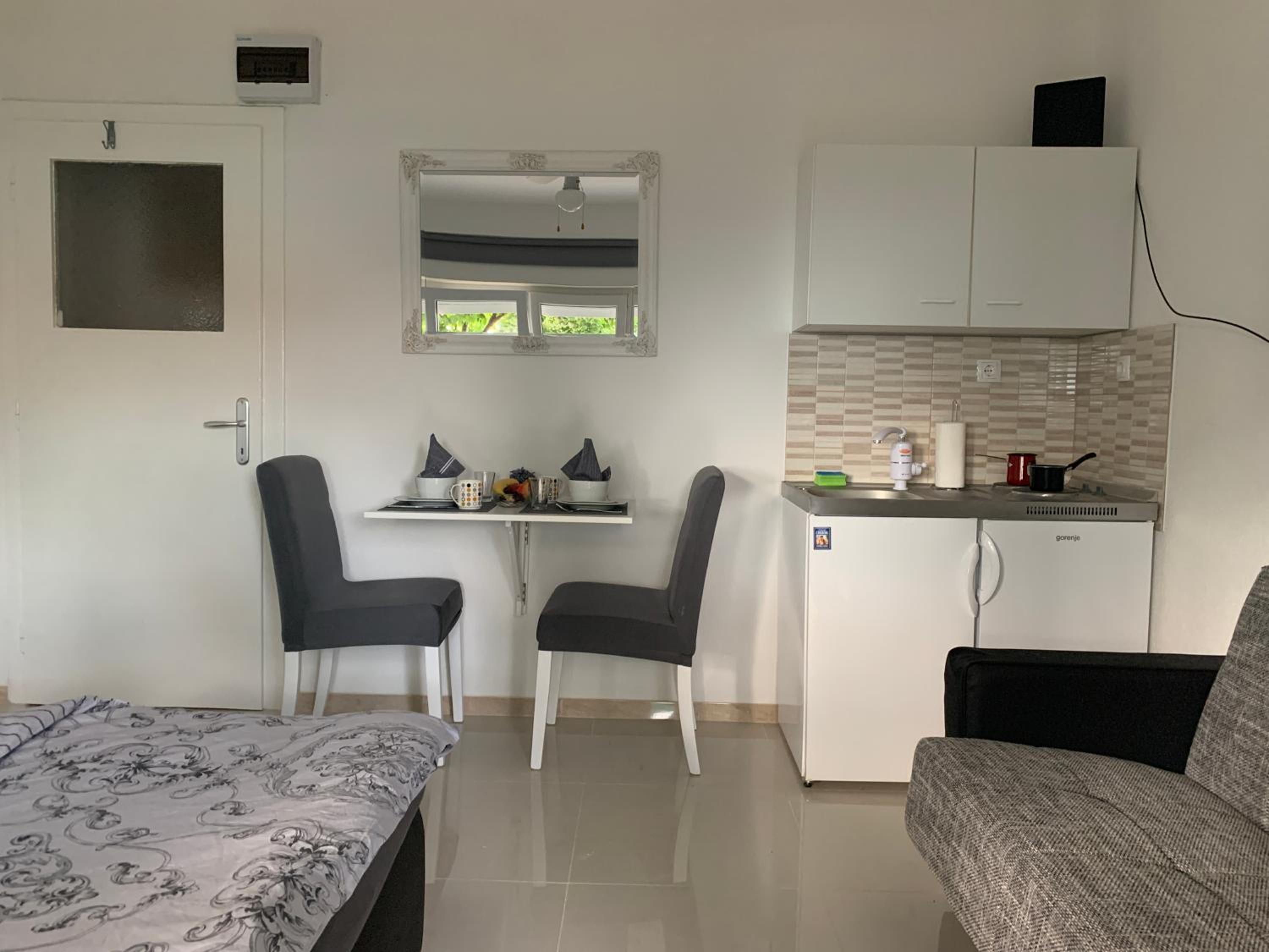 Studio Apartment - Photo 16