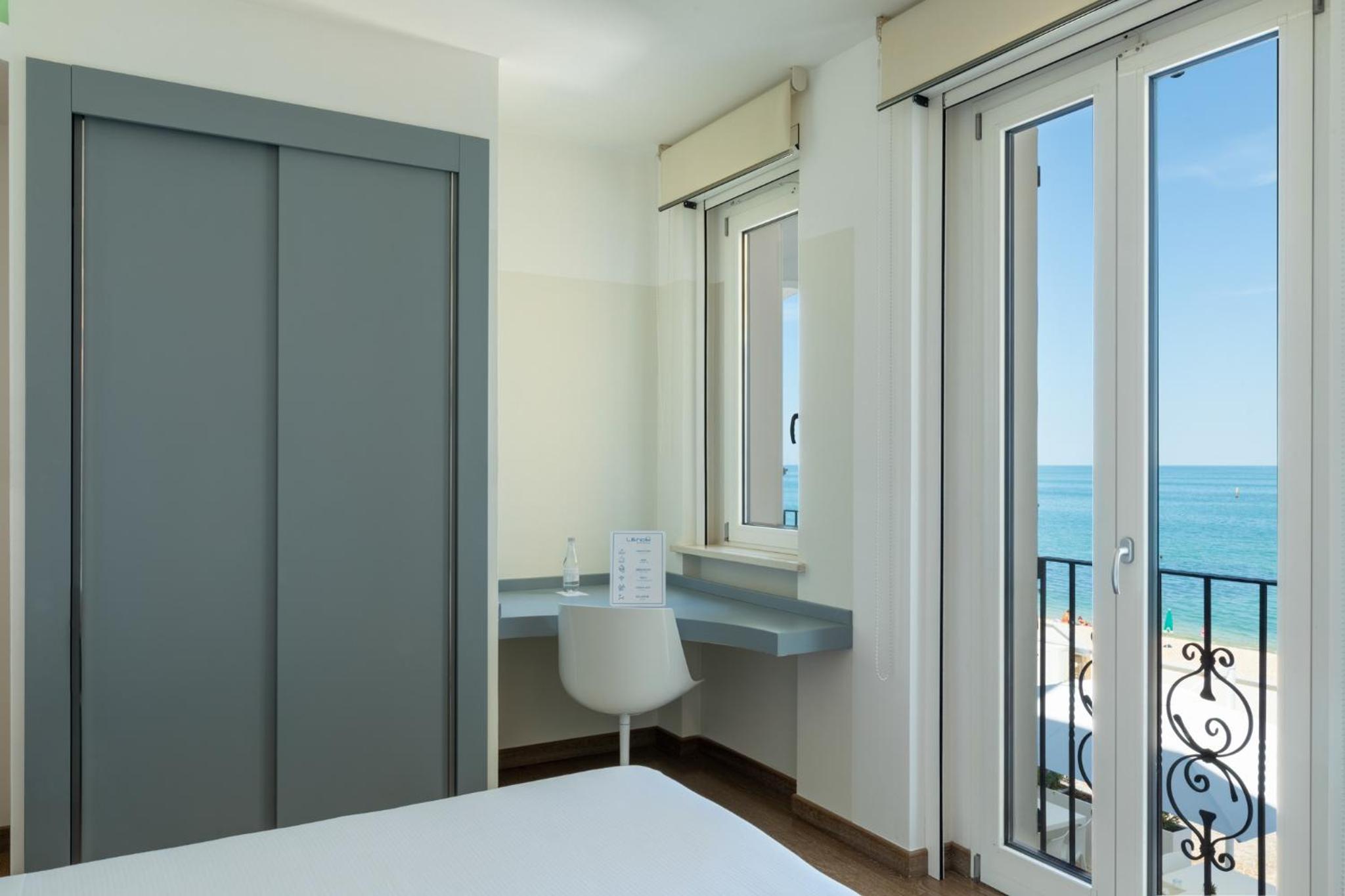 Deluxe Double Room with Sea View without Balcony photo 3