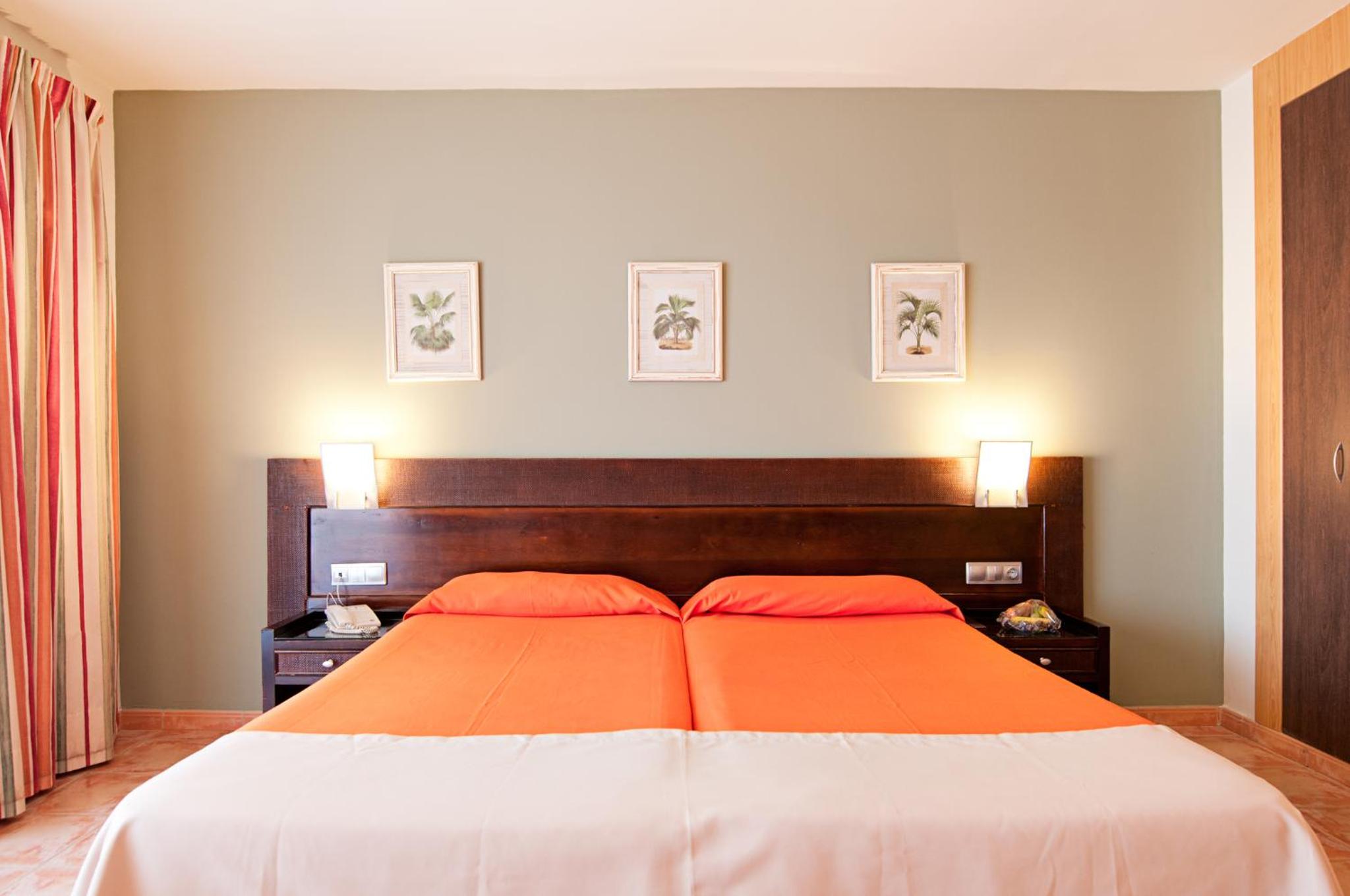 Habitación Doble Superior con Vista al Mar y Parque Acuático (1 Adulto + 1 Niño)