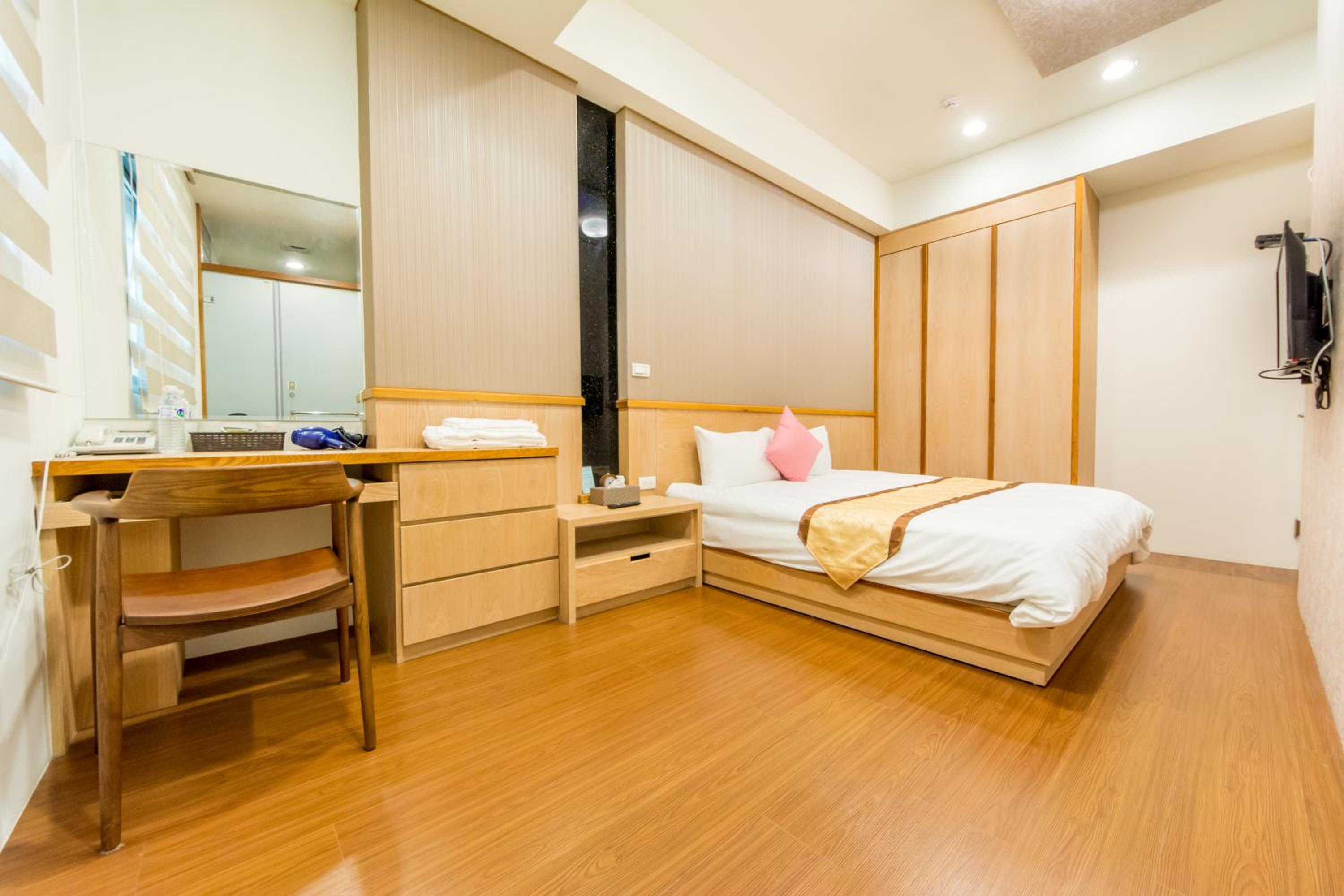 Queen Room photo 1