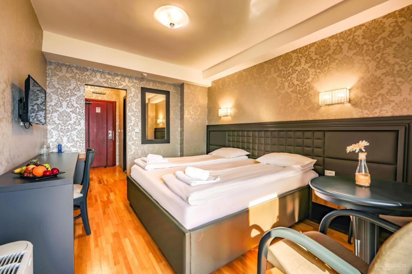 Double Room with Lake View - Photo 12