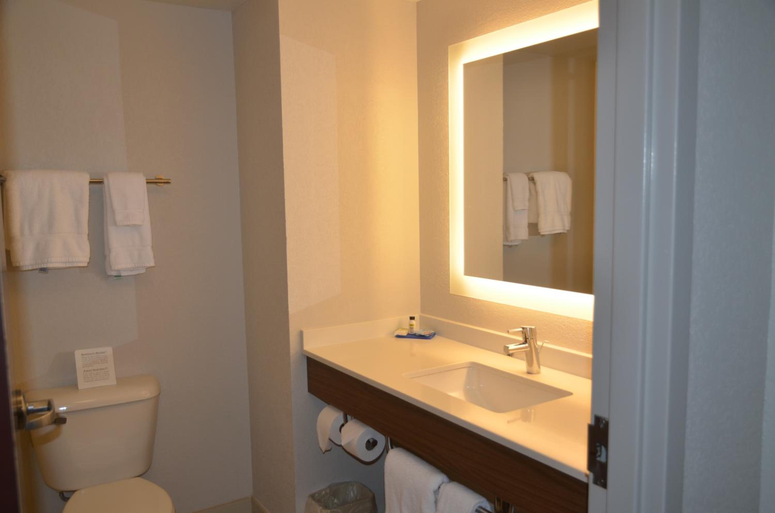 Standard Room with Two Queen Beds - Photo 2