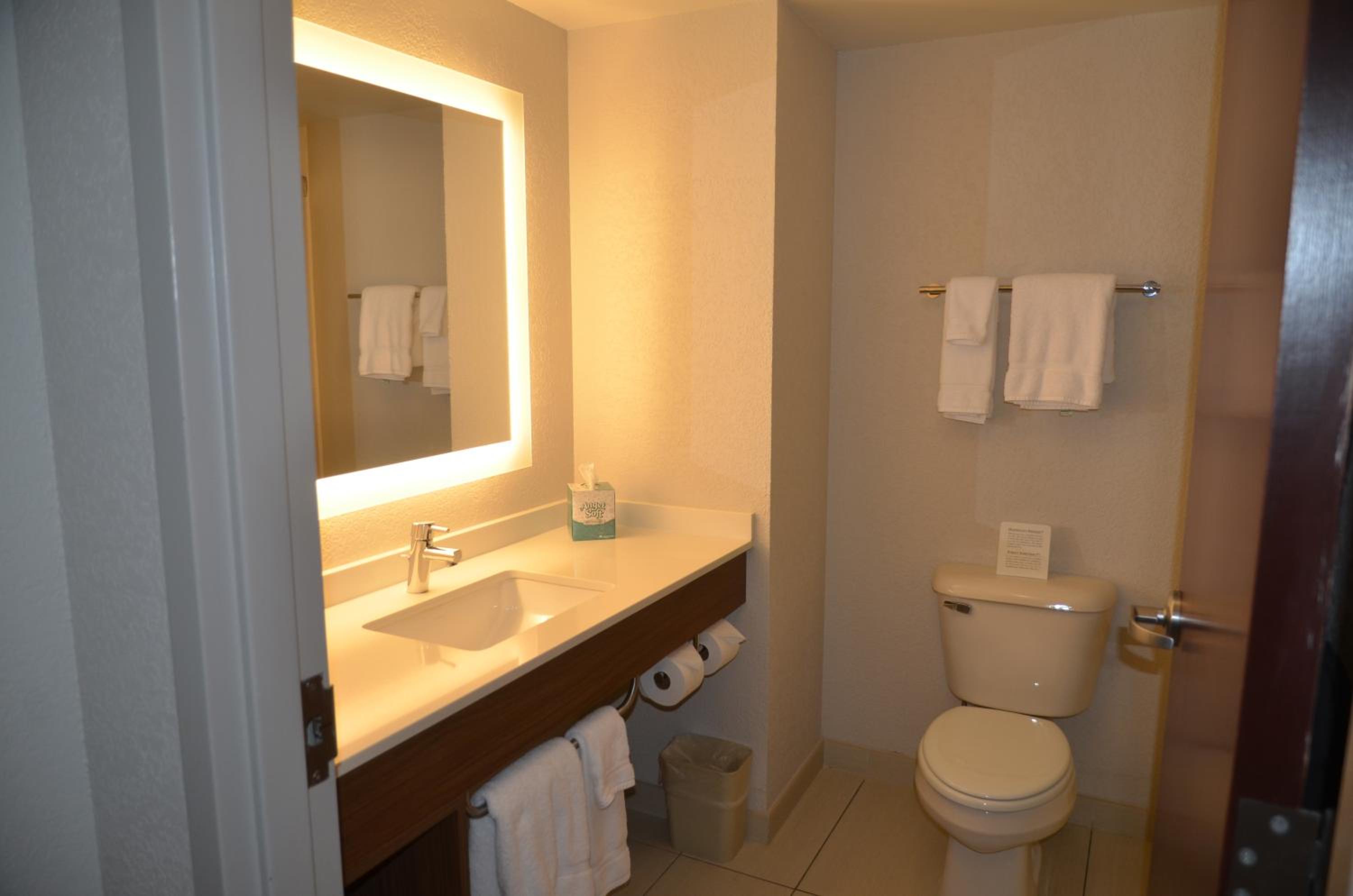Standard Room with Two Queen Beds - Photo 5