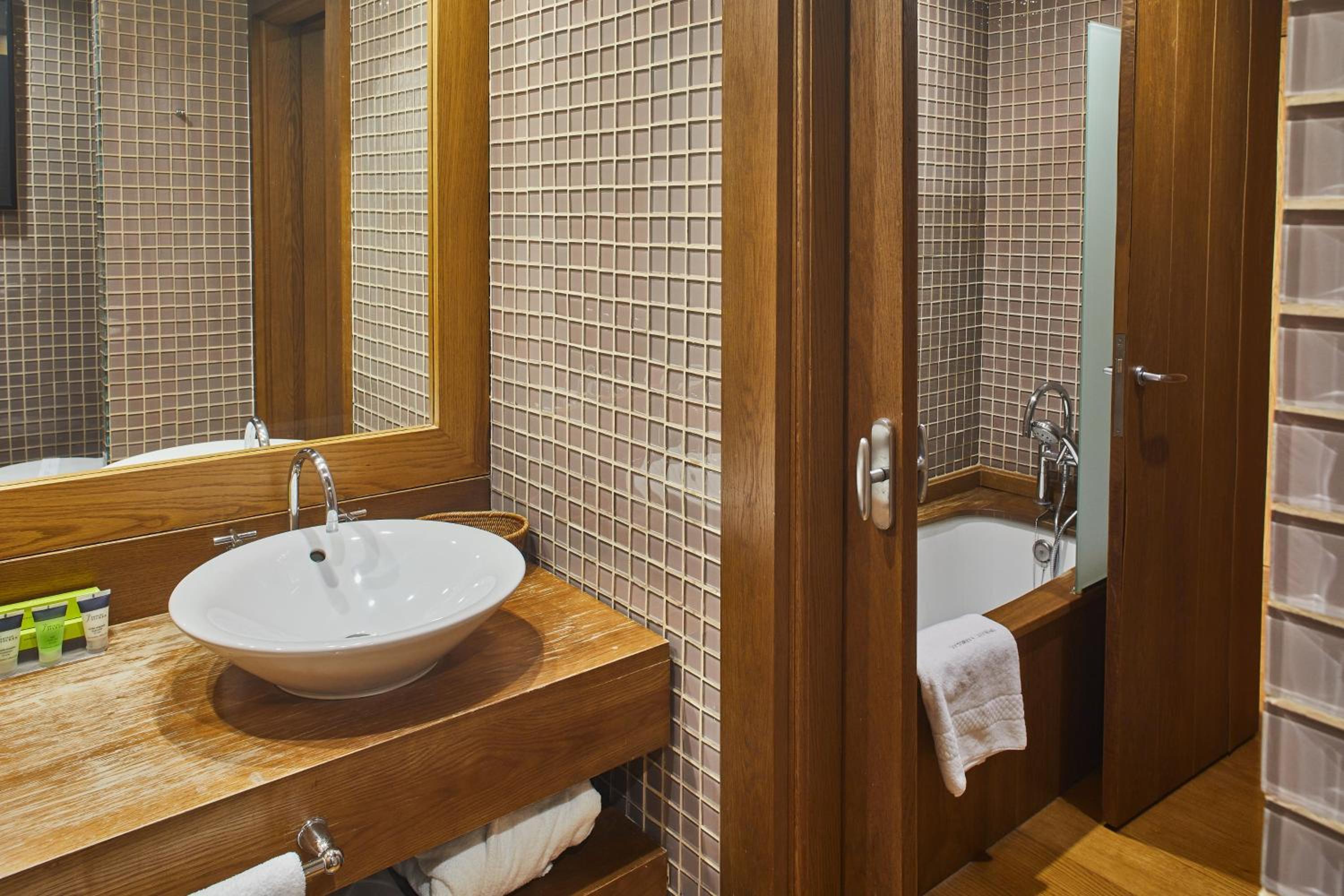 Double or Twin Room with Parking - Photo 7